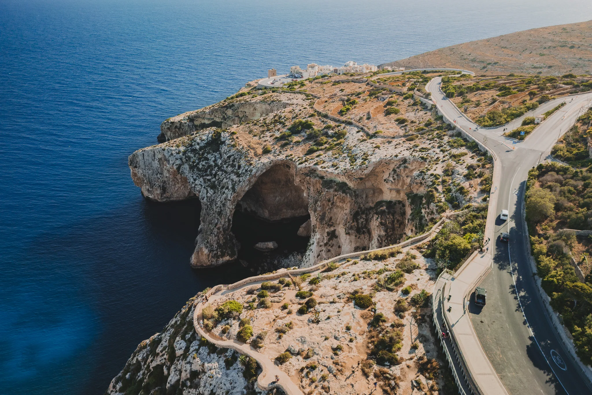 Blue Grotto – malowniczy łuk skalny i jaskinie nad błękitnym morzem, widok z lotu ptaka, Malta