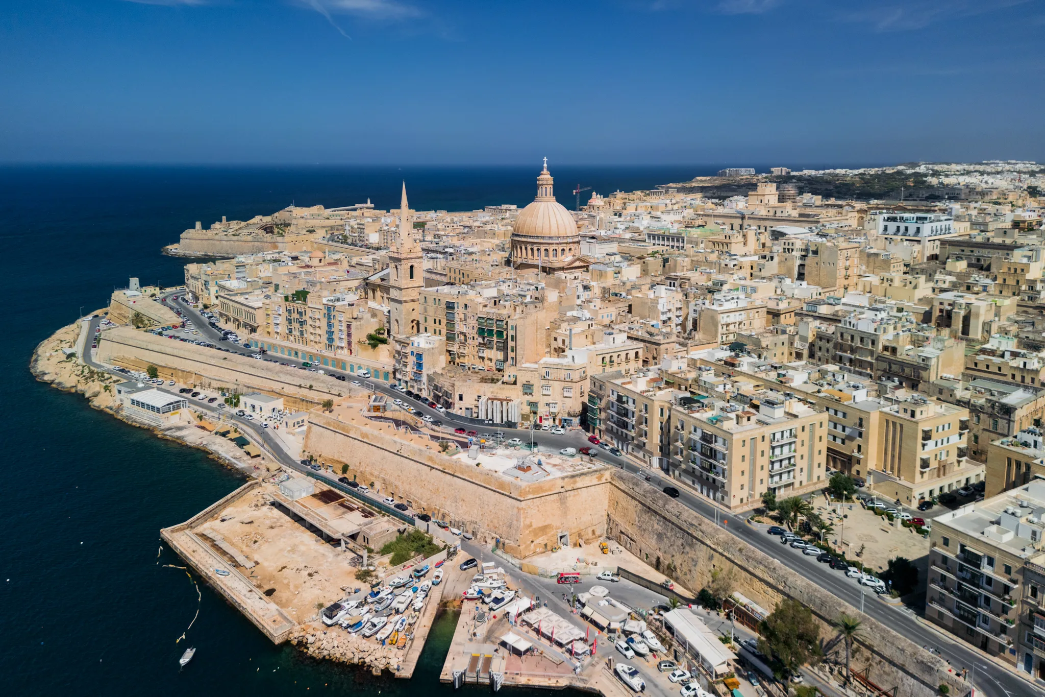 Valletta z lotu ptaka – panorama miasta z kopułą kościoła Karmelitów, wieżą anglikańskiej katedry i wybrzeżem Morza Śródziemnego