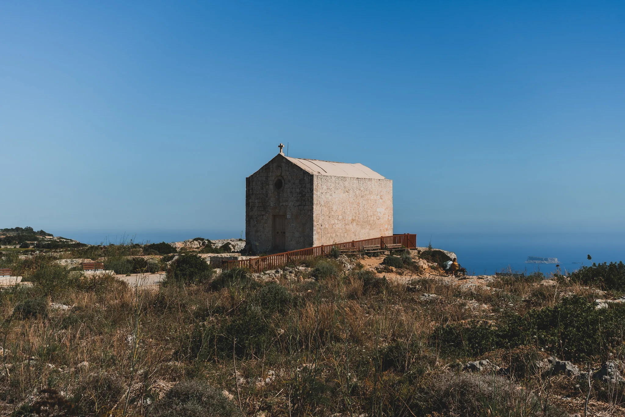 Kaplica św. Marii Magdaleny na klifach Dingli – samotny kamienny kościół z widokiem na morze, Malta