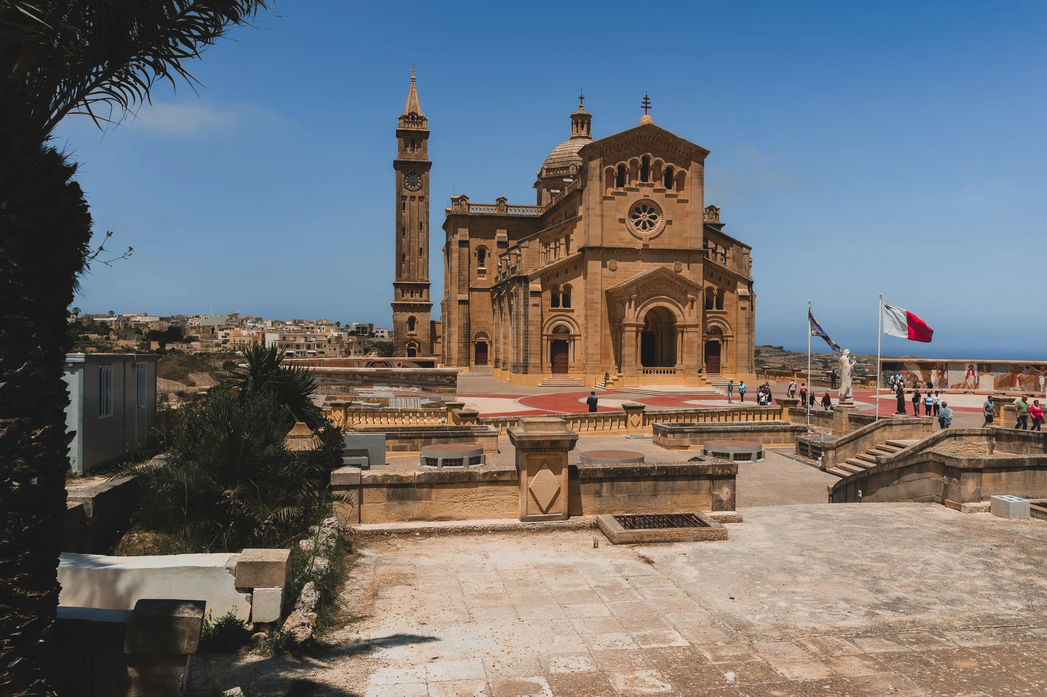 Bazylika Ta’ Pinu na Gozo – widok na fasadę świątyni i dzwonnicę z rozległym placem przed wejściem