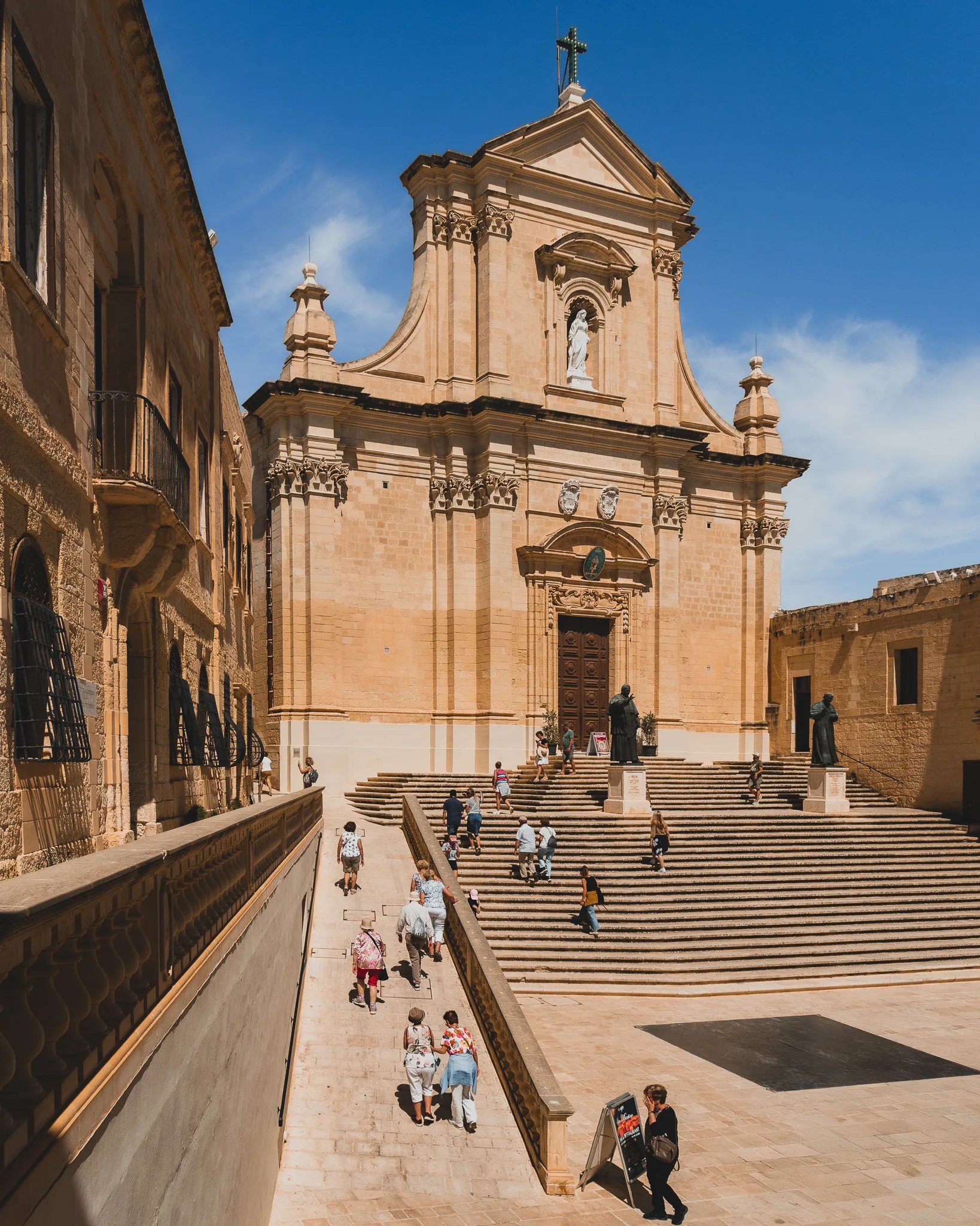 Katedra Wniebowzięcia Najświętszej Maryi Panny w Cytadeli na Gozo, z monumentalnymi schodami i barokową fasadą