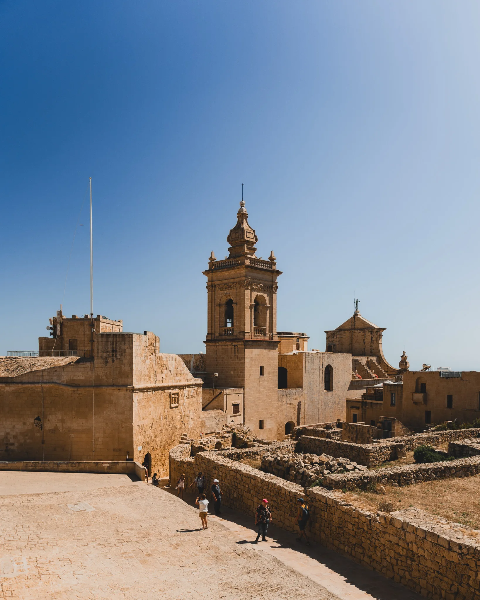 Zabudowania Cytadeli w Victorii na Gozo z widokiem na dzwonnicę i kamienne mury obronne