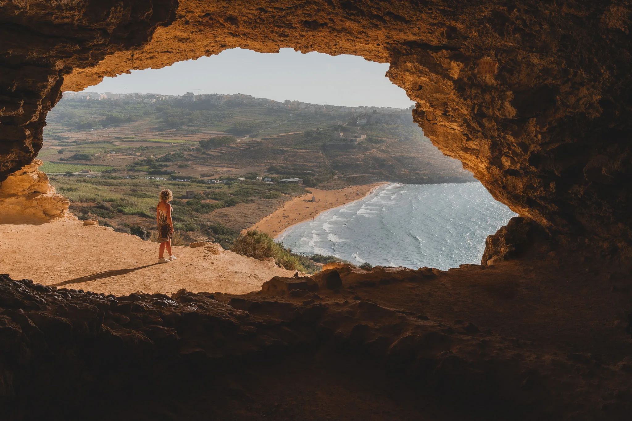 Jaskinia Tal-Mixta z widokiem na Ramla Bay