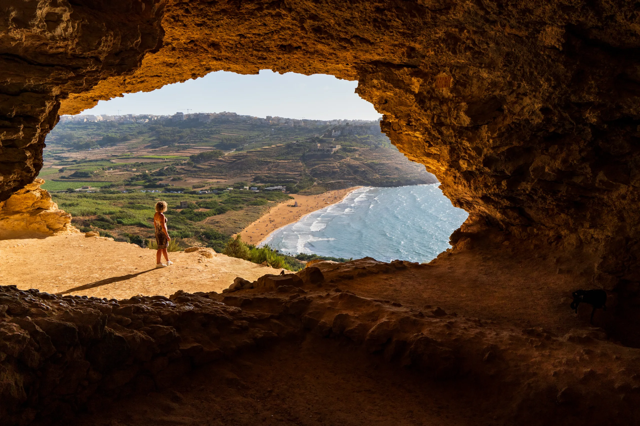 Jaskinia Tal-Mixta z widokiem na Ramla Bay