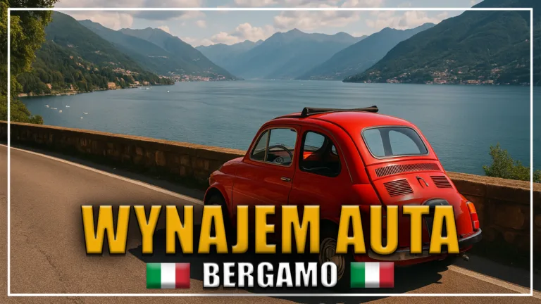 Fiat 500 z lat 70. zaparkowany przy krętej drodze nad jeziorem Como we Włoszech, z widokiem na spokojną taflę jeziora, otoczoną górzystym krajobrazem i miejscowościami na zboczach.