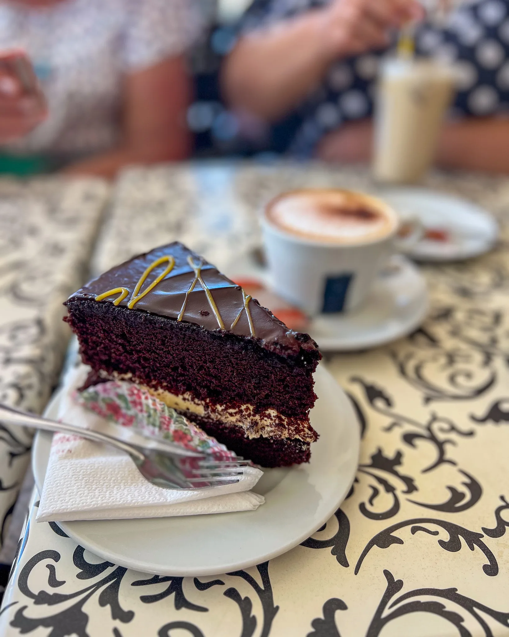 Kawa i kawałek czekoladowego tortu z kremem w kawiarni Fontanella na Malcie