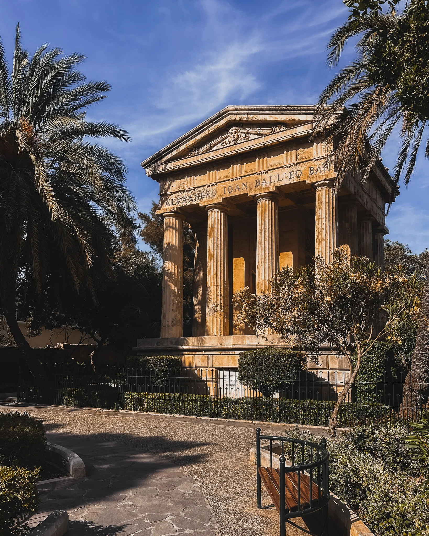 Neoklasyczny monument sir Alexandra Balla otoczony palmami w Lower Barrakka Gardens – Valletta, Malta