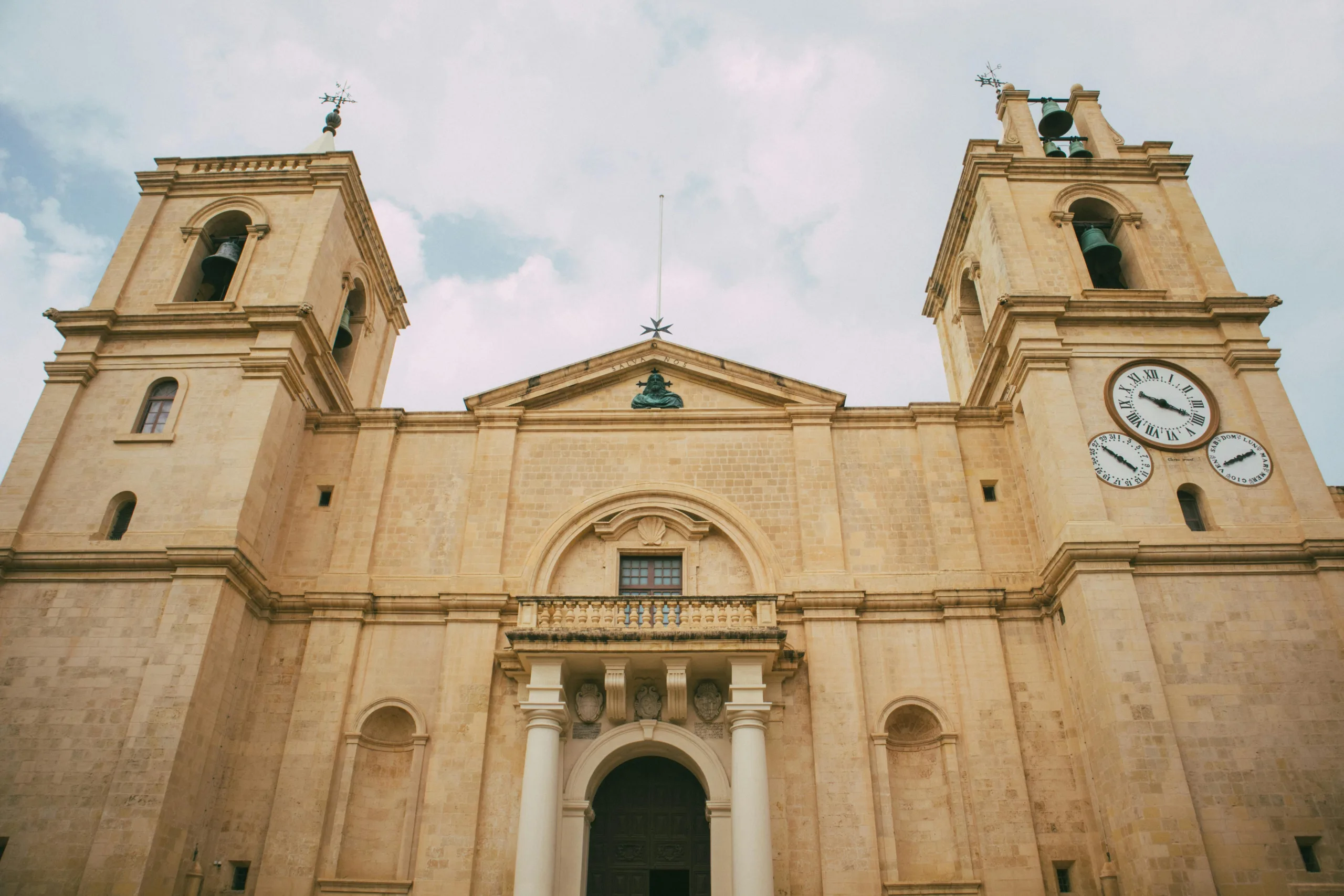 Konkatedra św. Jana w Valletcie – barokowa fasada z dwiema wieżami i zegarem