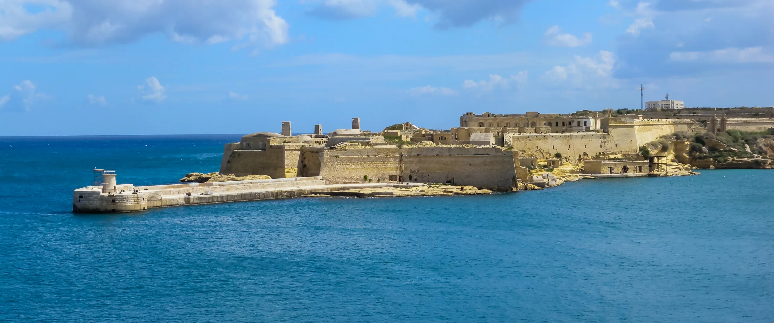 Fort Ricasoli i falochron u wejścia do Wielkiego Portu – Valletta, Malta