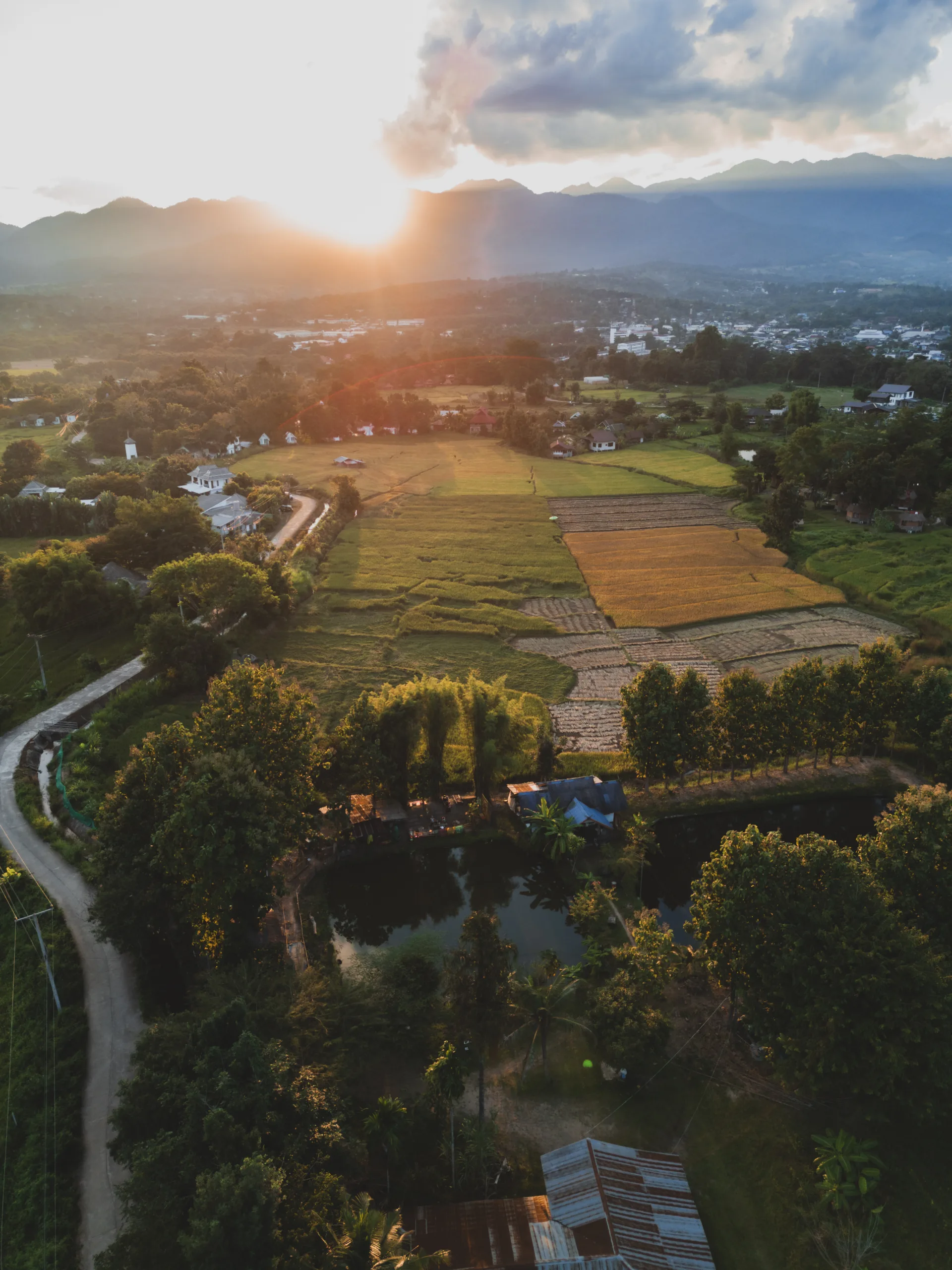 Zachód słońca nad polami ryżowymi w Pai – malowniczy krajobraz północnej Tajlandii widziany z lotu ptaka