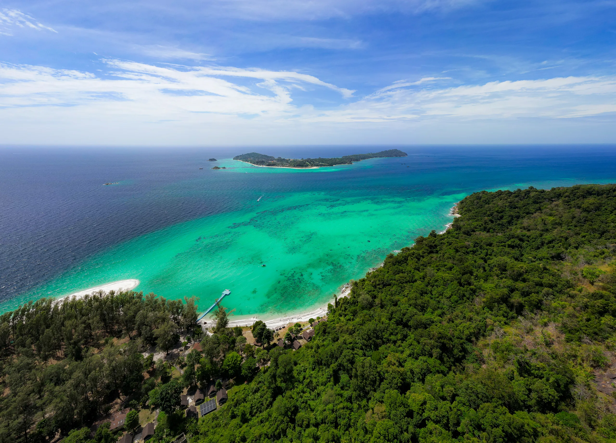 Widok z lotu ptaka na turkusowe wody i plaże wokół wyspy Koh Lipe w Tajlandii