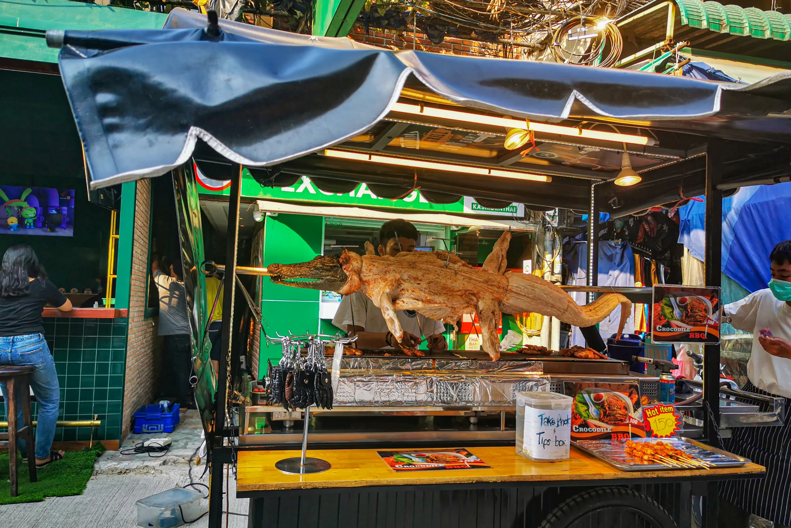 Grillowany krokodyl na ulicznym straganie w Bangkoku – nietypowy street food Tajlandii