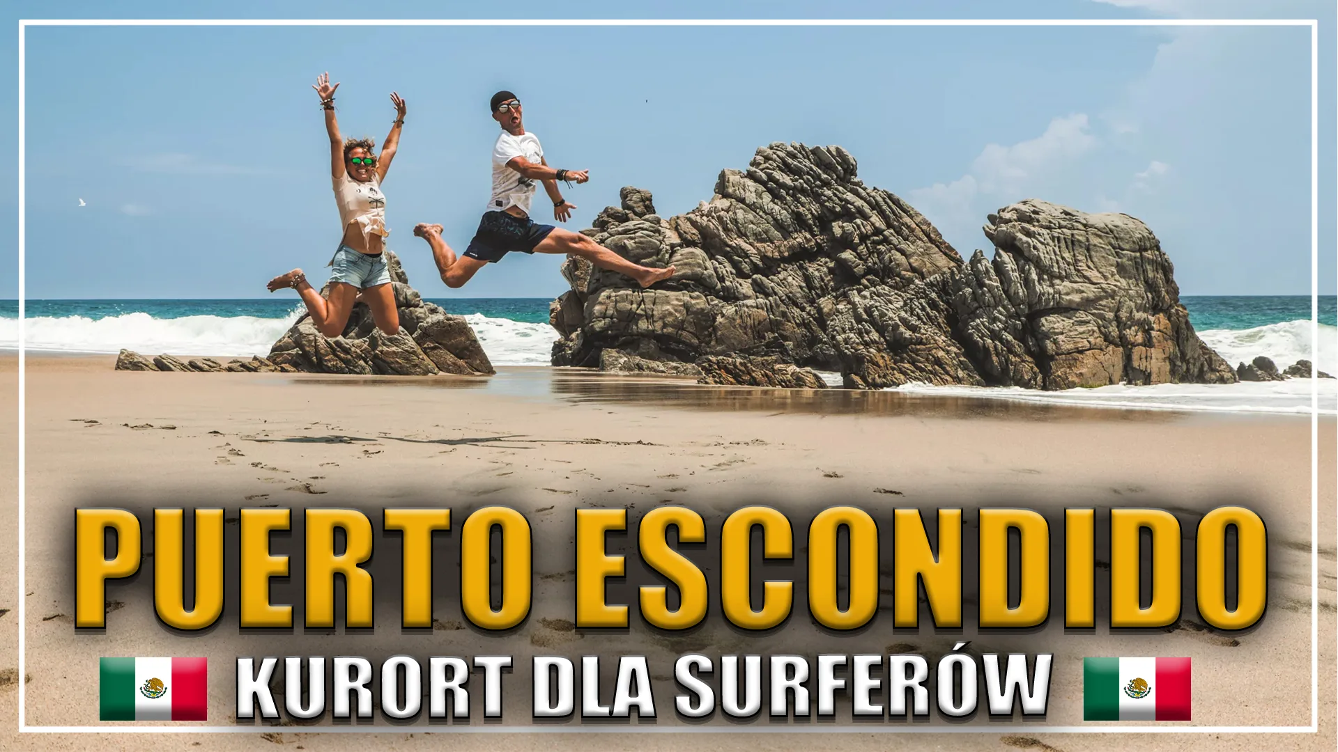 Radość podróżowania w najczystszej formie – skok na pustej plaży z falami i skałami w tle, gdzieś na dzikim wybrzeżu Oaxaca.