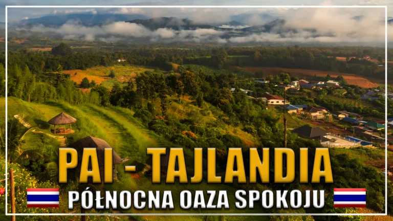 Zielone wzgórza i tradycyjne chatki wśród porannej mgły w północnej Pai w Tajlandii