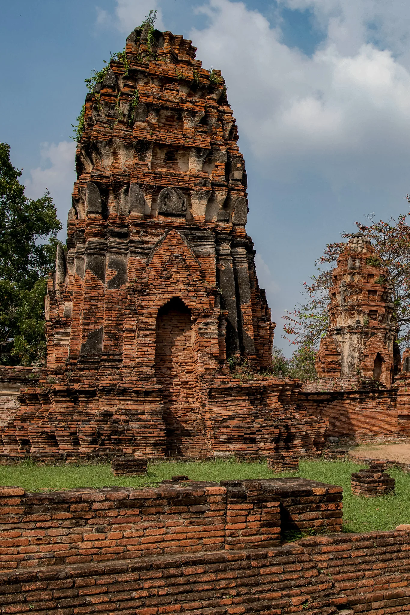 Ceglane stupy i prangi w Ayutthayi, przedstawiające charakterystyczną architekturę dawnej stolicy Syjamu.