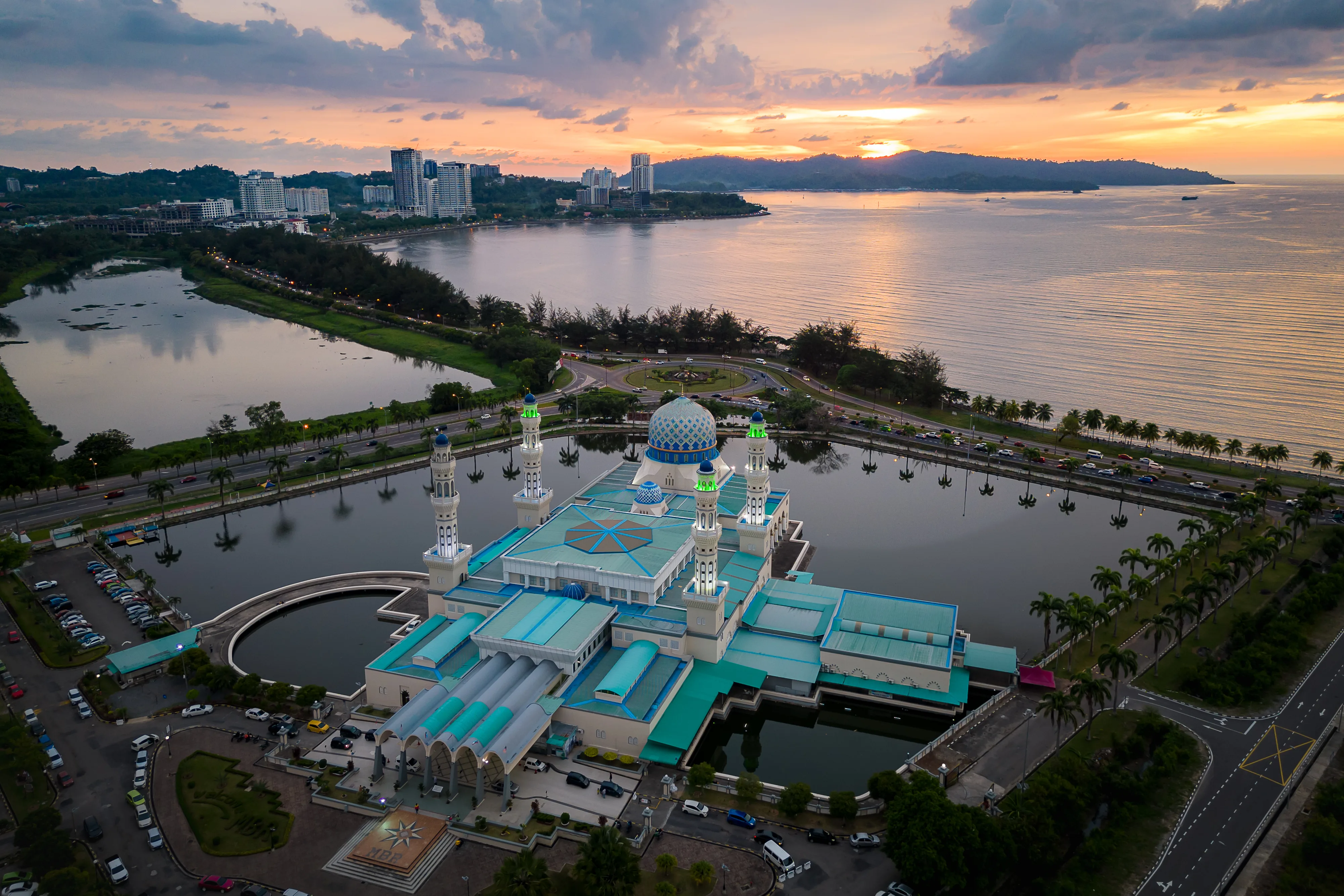 Meczet Kota Kinabalu City Mosque o zachodzie słońca, widziany z lotu ptaka nad wybrzeżem Sabah na Borneo w Malezji.