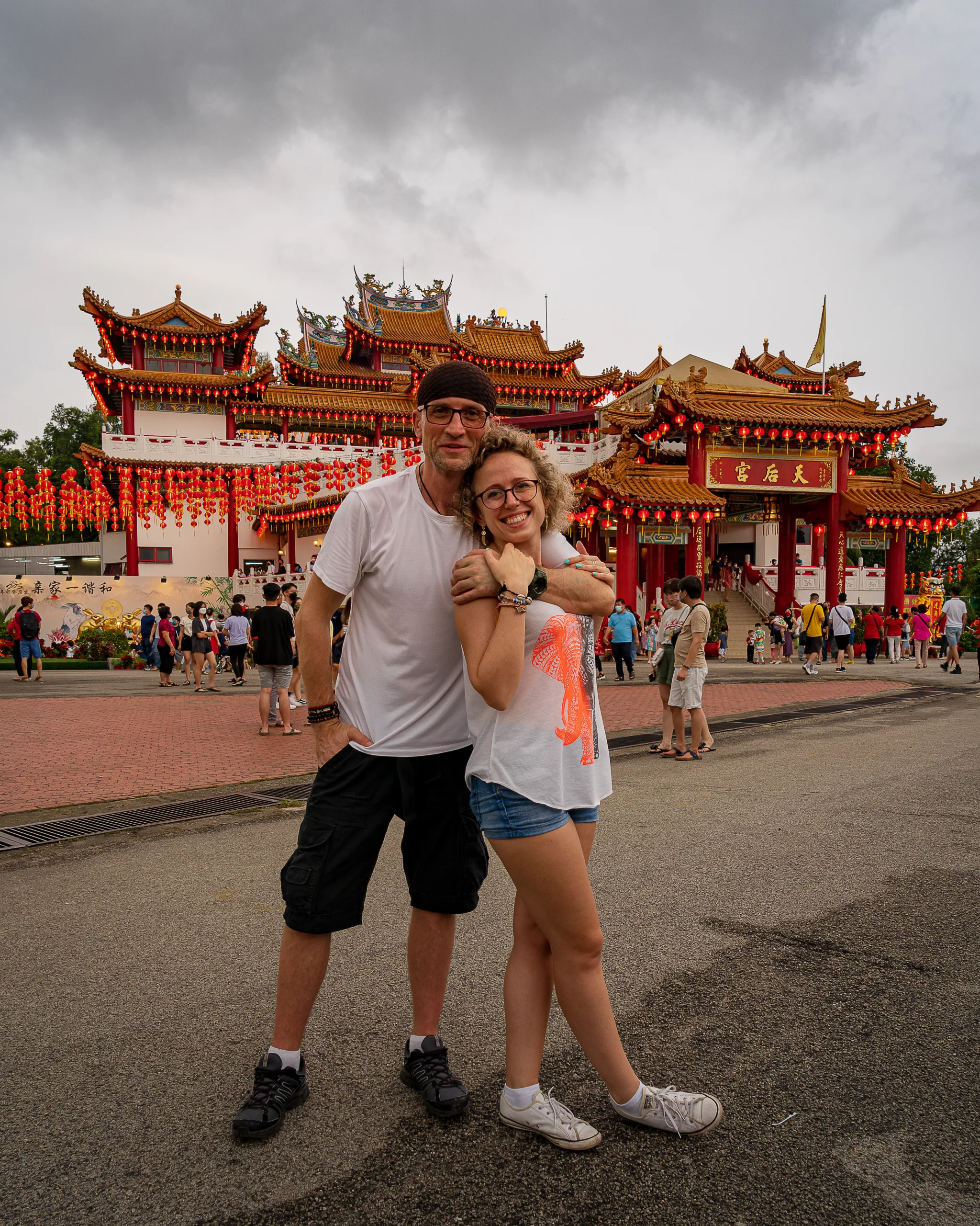 Dwoje turystów pozuje przed kolorową chińską świątynią Thean Hou Temple w Kuala Lumpur, udekorowaną czerwonymi lampionami - co zobaczyć w malezji