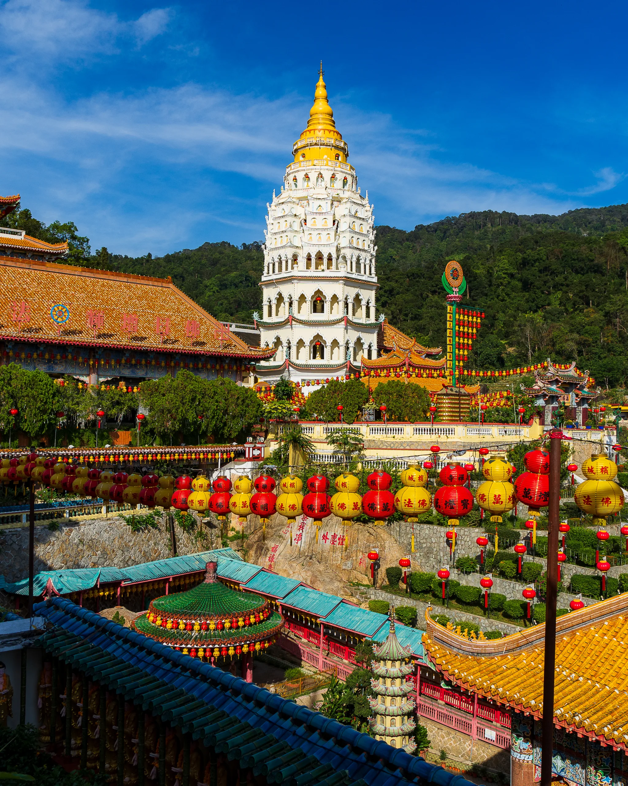 Widok na kolorową świątynię Kek Lok Si w George Town na Penang – największą buddyjską świątynię w Malezji, ozdobioną lampionami i detalami architektonicznymi - co zobaczyć w malezji