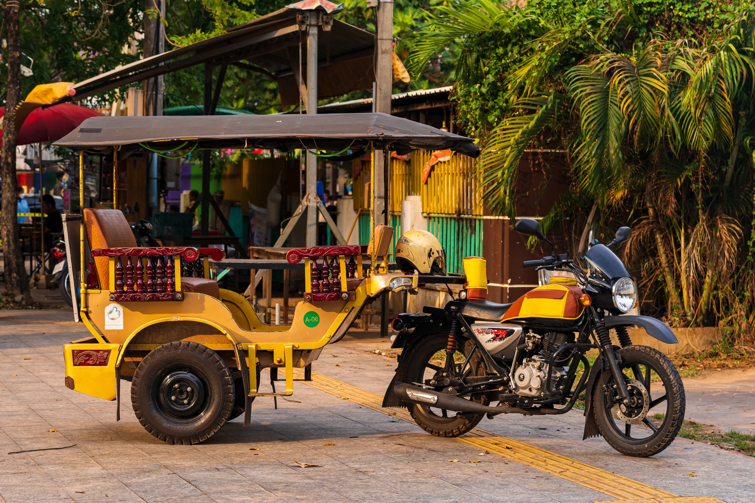 Tradycyjny tuk-tuk w Siem Reap, Kambodża – popularny środek transportu w stolicy.