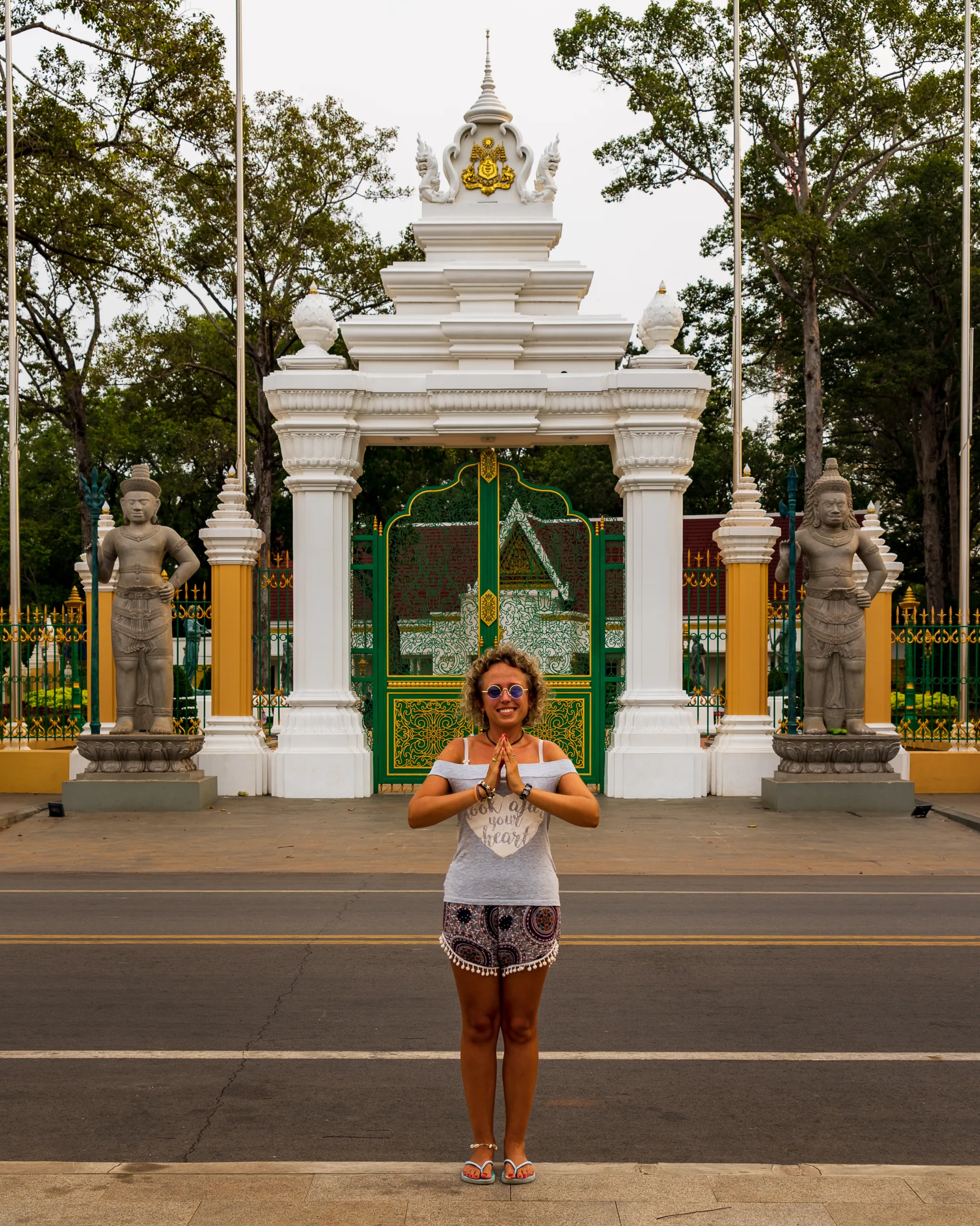 Siem Reap – turystka przed bramą Królewskiego Pałacu w Kambodży.