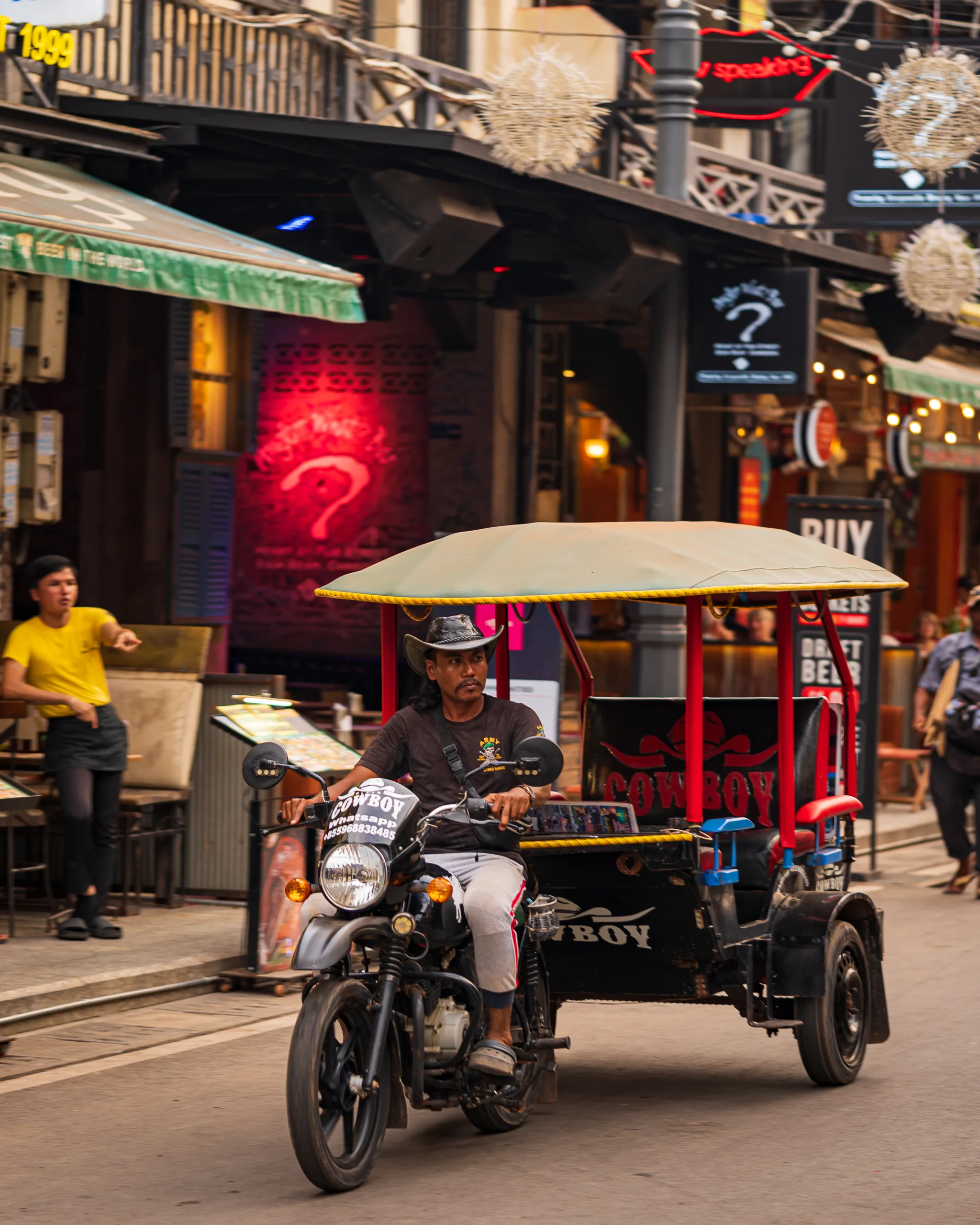 Tradycyjny tuk-tuk motocyklowy na ulicach Siem Reap, Kambodża.
