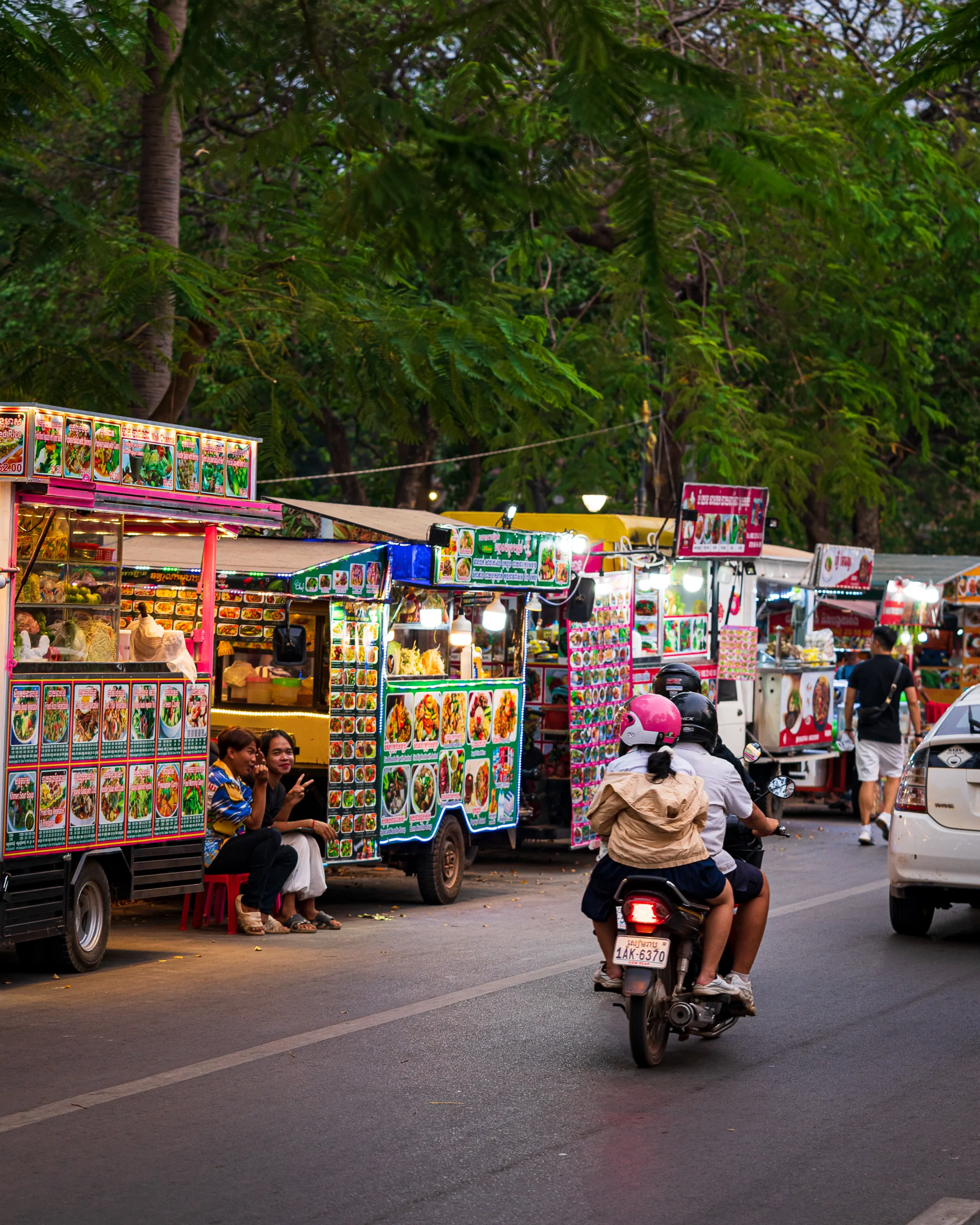 Kolorowe food trucki i stragany z jedzeniem ulicznym w Siem Reap, Kambodża.