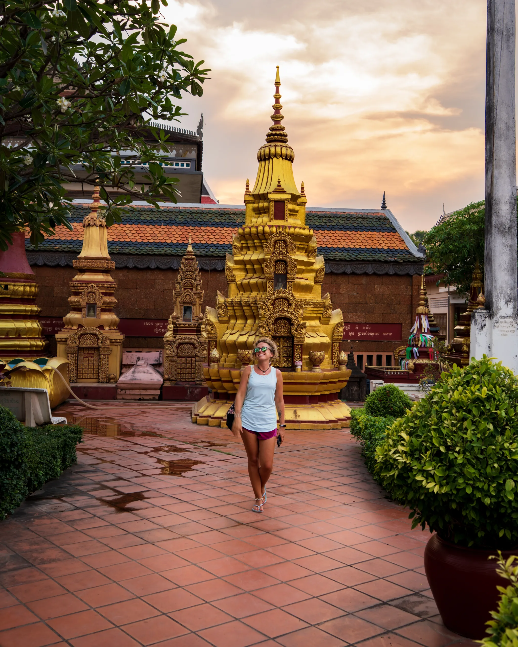 Złota pagoda w Siem Reap, Kambodża – spacer po świątyni o zachodzie słońca.