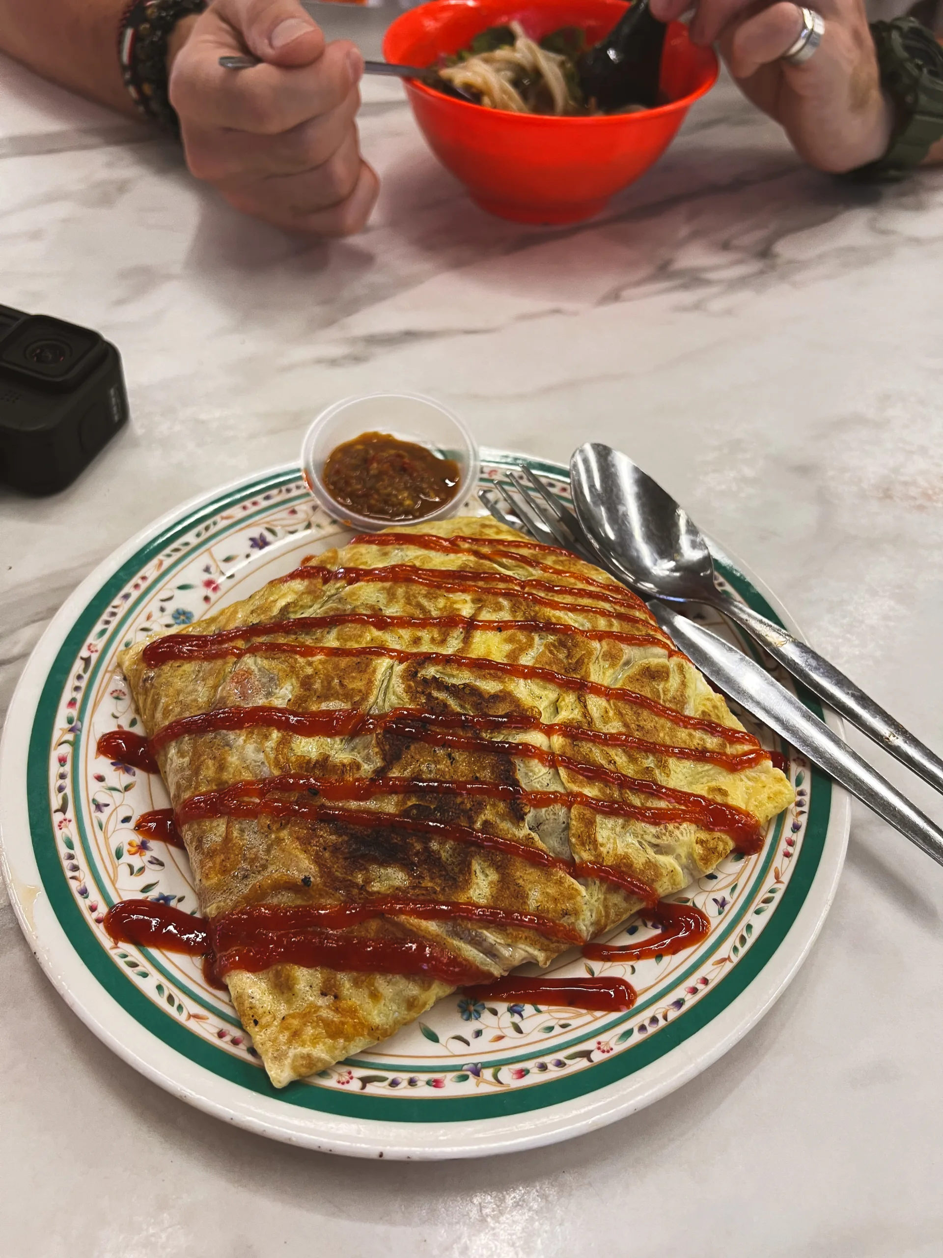 Murtabak telur – malezyjski placek nadziewany mięsem i warzywami, smażony w jajku, polany sosem chili i podany z pikantnym sosem