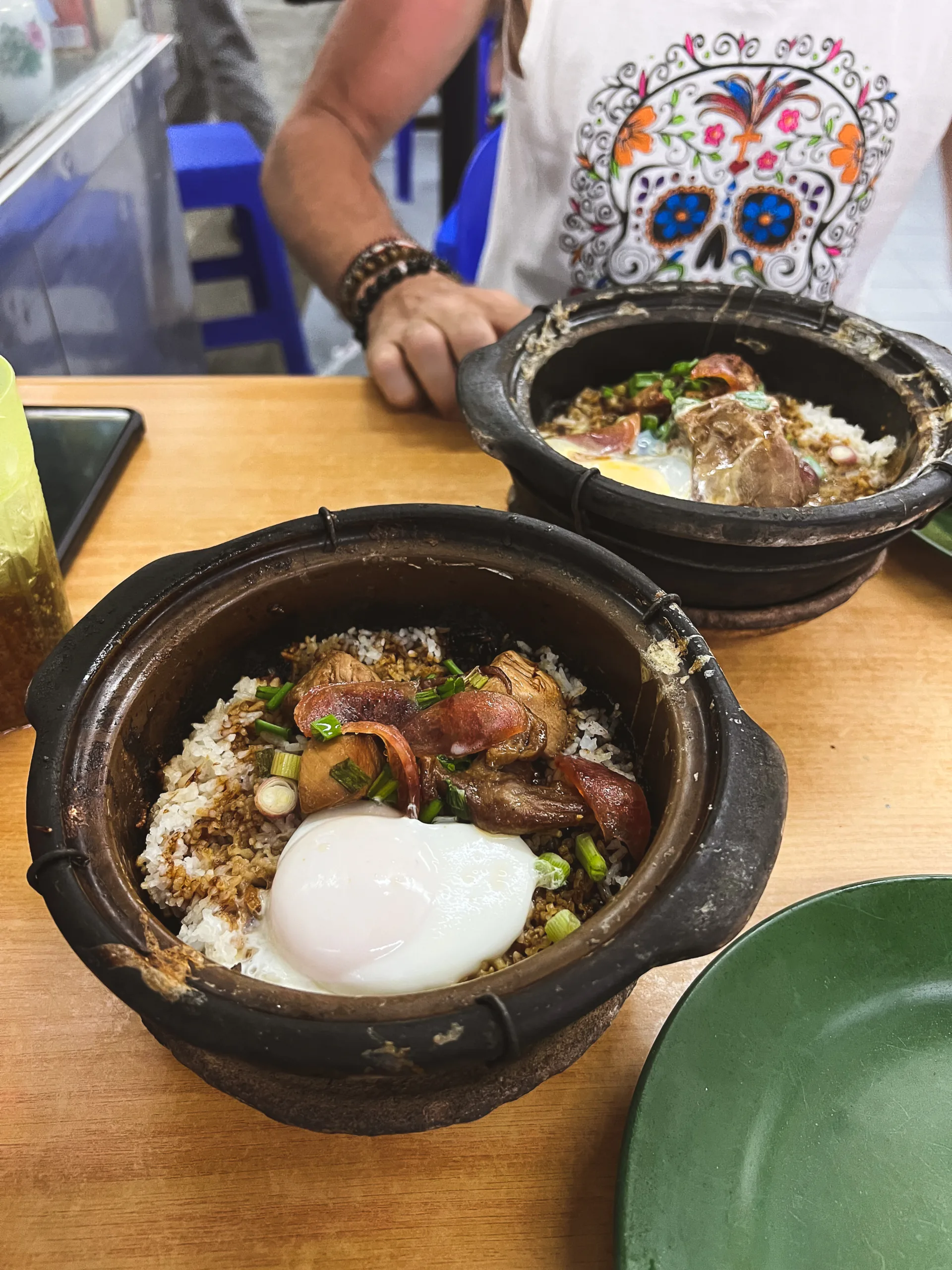 Tradycyjne danie serwowane w glinianym garnku z ryżem, mięsem, kiełbasą i jajkiem - Claypot Chicken Rice