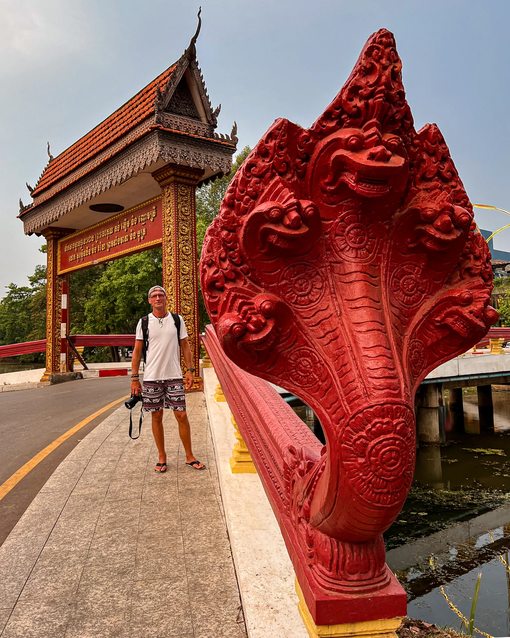 Czerwony smok Naga i tradycyjna brama w Kambodży – lokalna architektura sakralna.