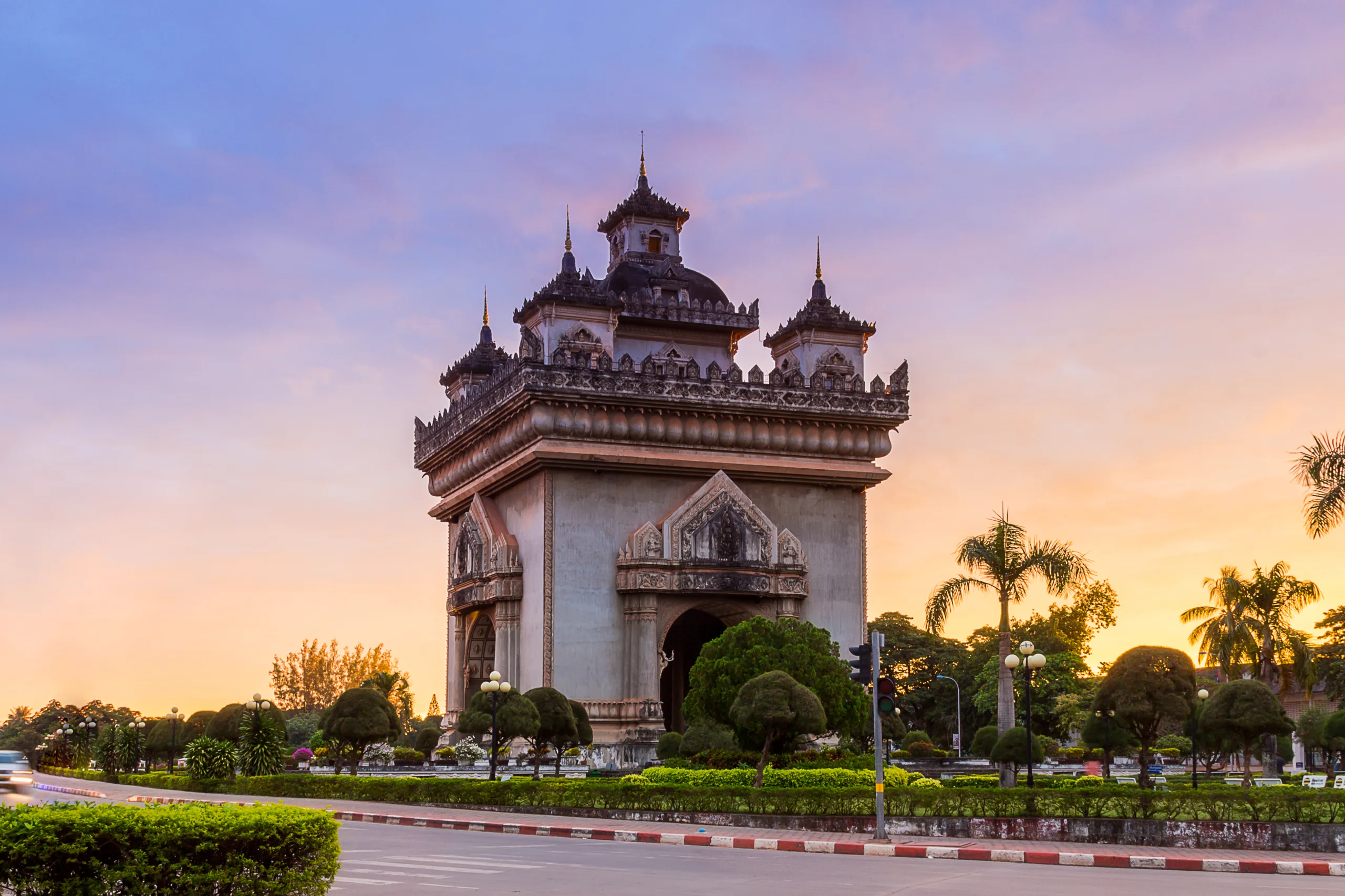 Patuxai – Łuk Triumfalny w Wientianie o zachodzie słońca, Laos