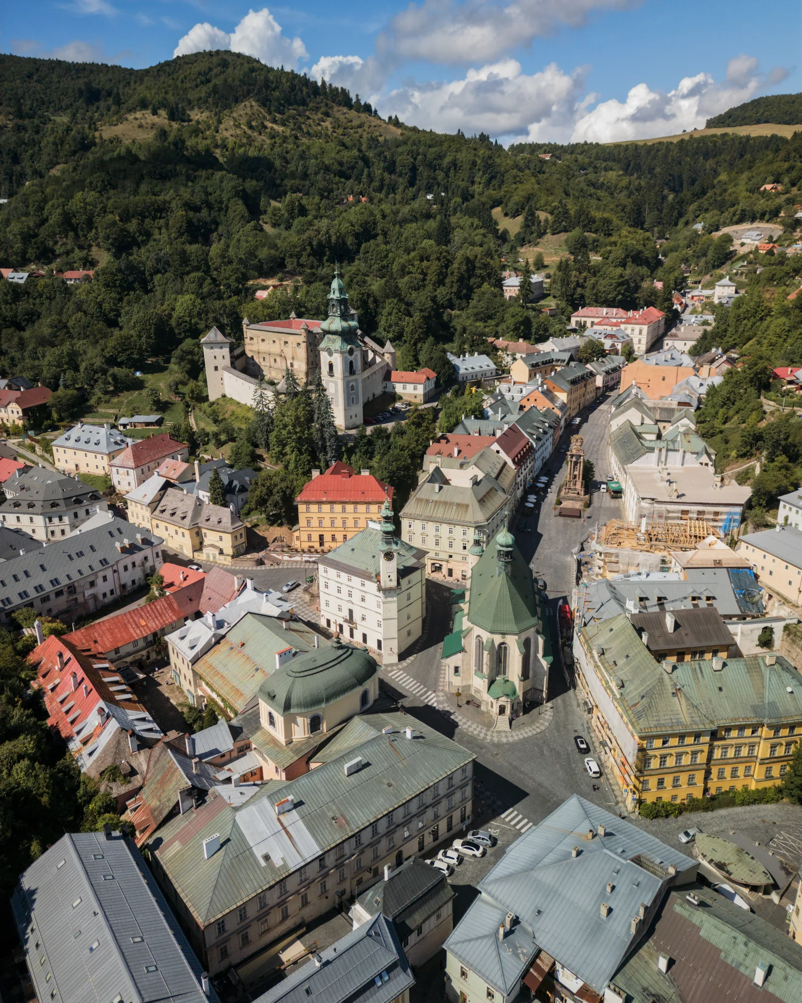 Panorama Bańskiej Szczawnicy na Słowacji – widok z lotu ptaka na rynek, kościół św. Katarzyny i otaczające je kamienice oraz zamek Nowy.