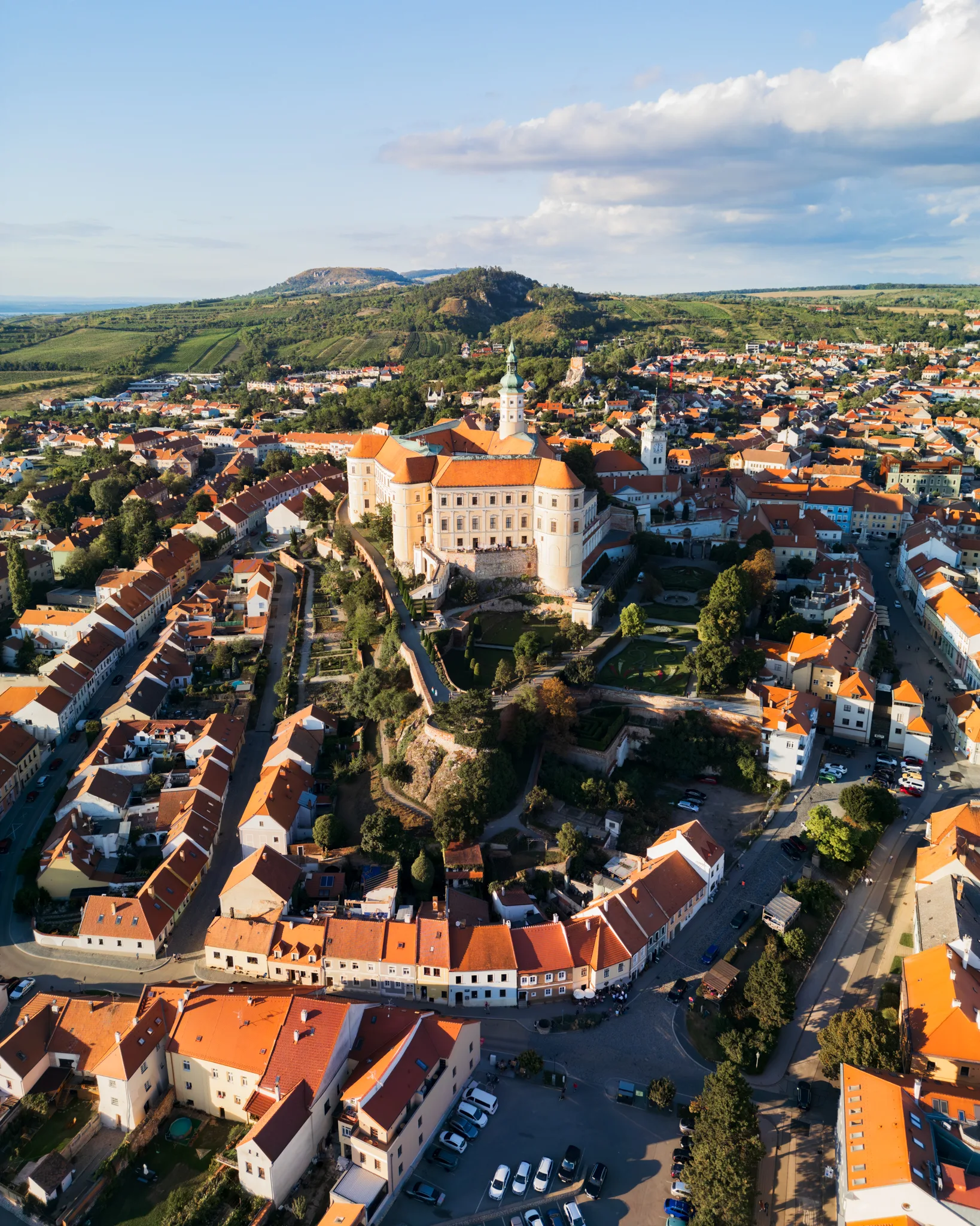 Zamek w Mikulovie – monumentalna budowla górująca nad miasteczkiem na Morawach.