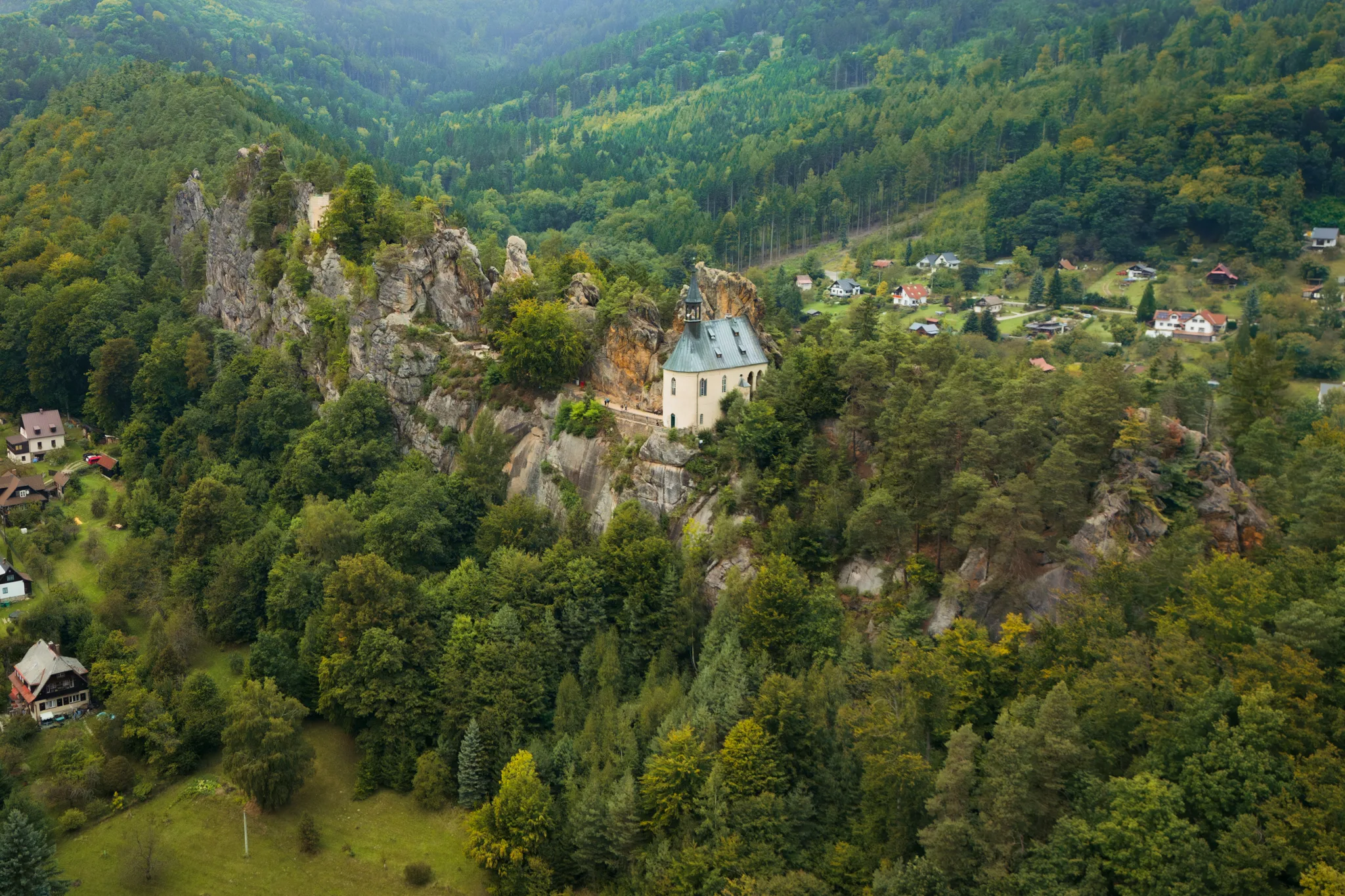 Kościół na Skale w Hrubá Skála w Czeskim Raju, malowniczo położony na wysokiej skarpie otoczonej gęstym lasem.