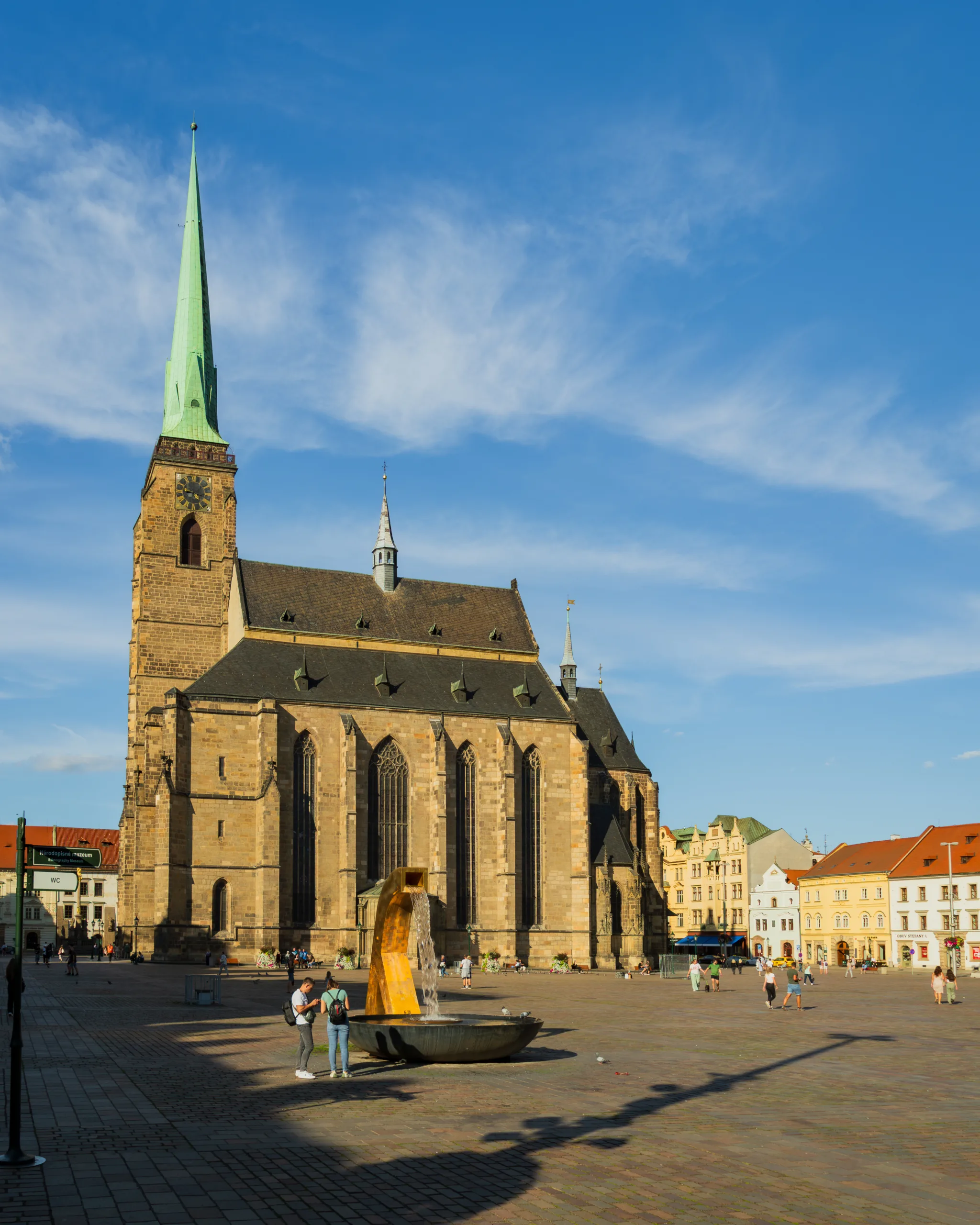 Katedra św. Bartłomieja na rynku w Pilznie – gotycka świątynia z charakterystyczną zieloną wieżą i fontanną w kształcie złotego strumienia - Pilzno.