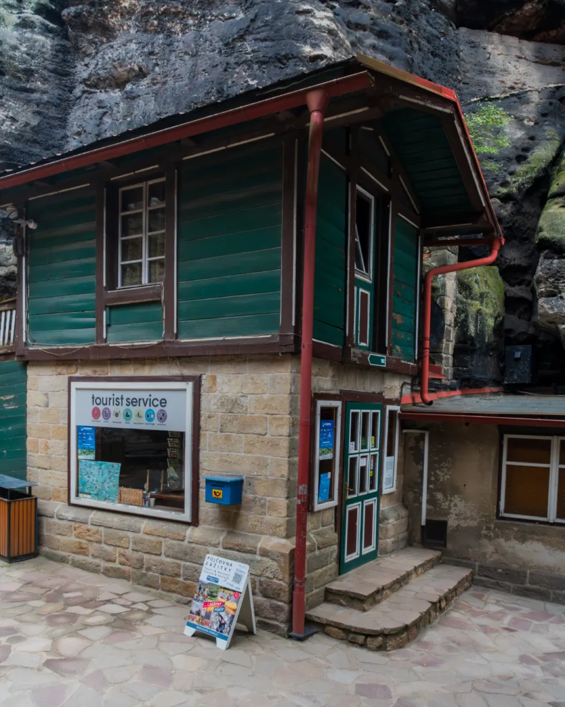 Punkt informacji turystycznej przy schronisku Sokolí hnízdo obok Pravčickiej Bramy w Czeskiej Szwajcarii.