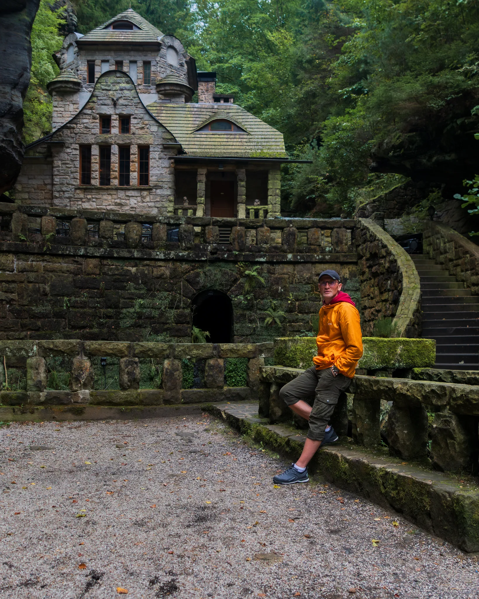 Zabytkowy domek myśliwski ukryty wśród skał i lasu – malownicza perełka w Czechach.