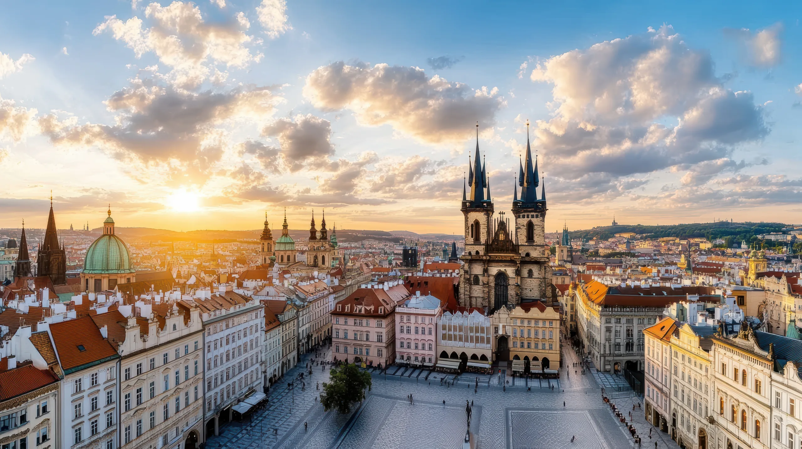 Panorama praskiej Starówki o zachodzie słońca z widokiem na Kościół Marii Panny przed Tynem - Czechy