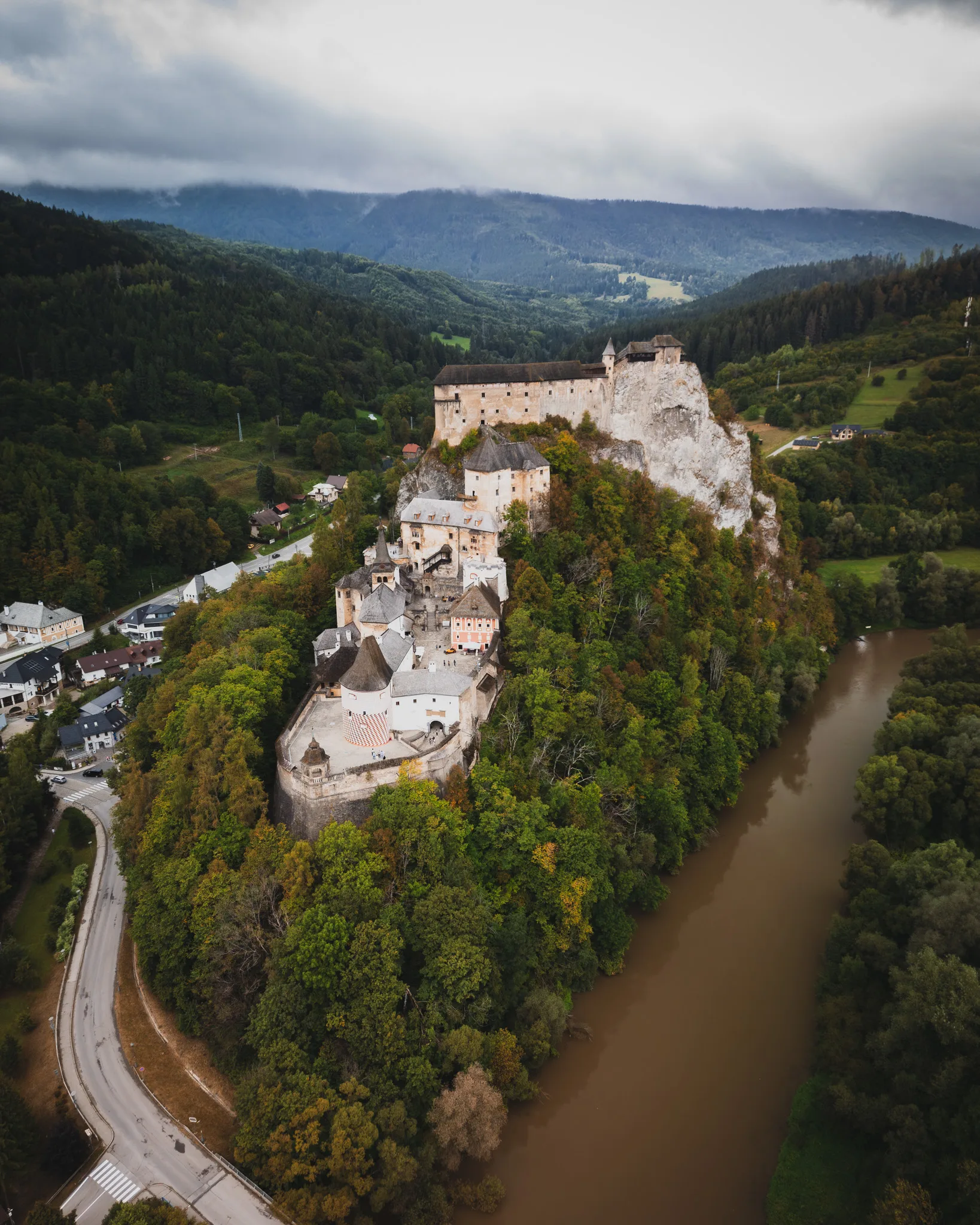Zamek Orawski na Słowacji – monumentalna warownia wzniesiona na skale nad rzeką Orawą, widok z lotu ptaka - zamki na Słowacji.