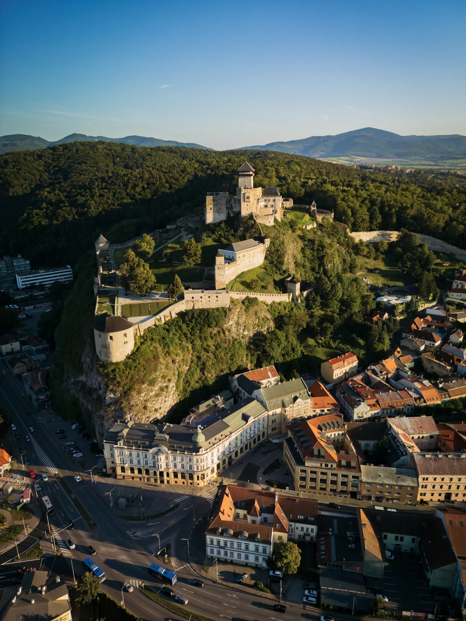 Panorama lotnicza Zamku w Trenczynie na Słowacji z widokiem na mury obronne, wieże i miasto u podnóża wzgórza.