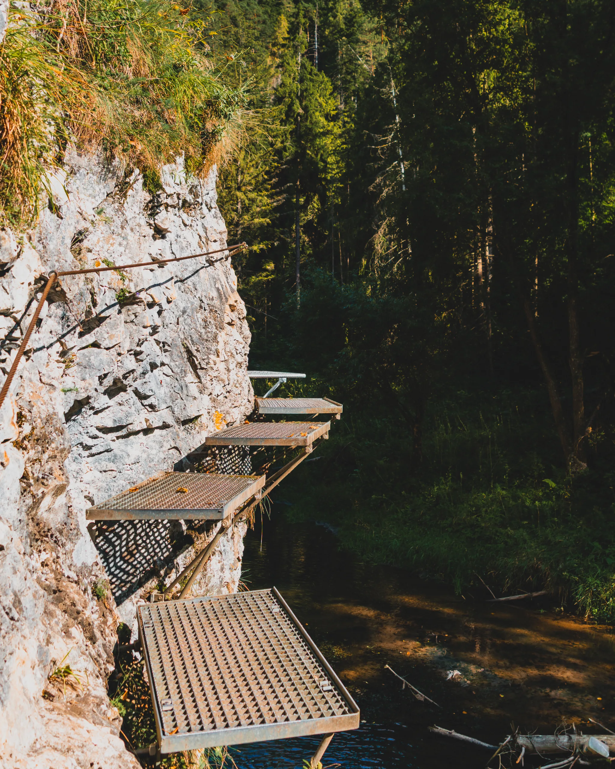 Metalowe stopnie zamocowane w skale nad potokiem w Słowackim Raju – charakterystyczny fragment szlaku przez wąwóz.
