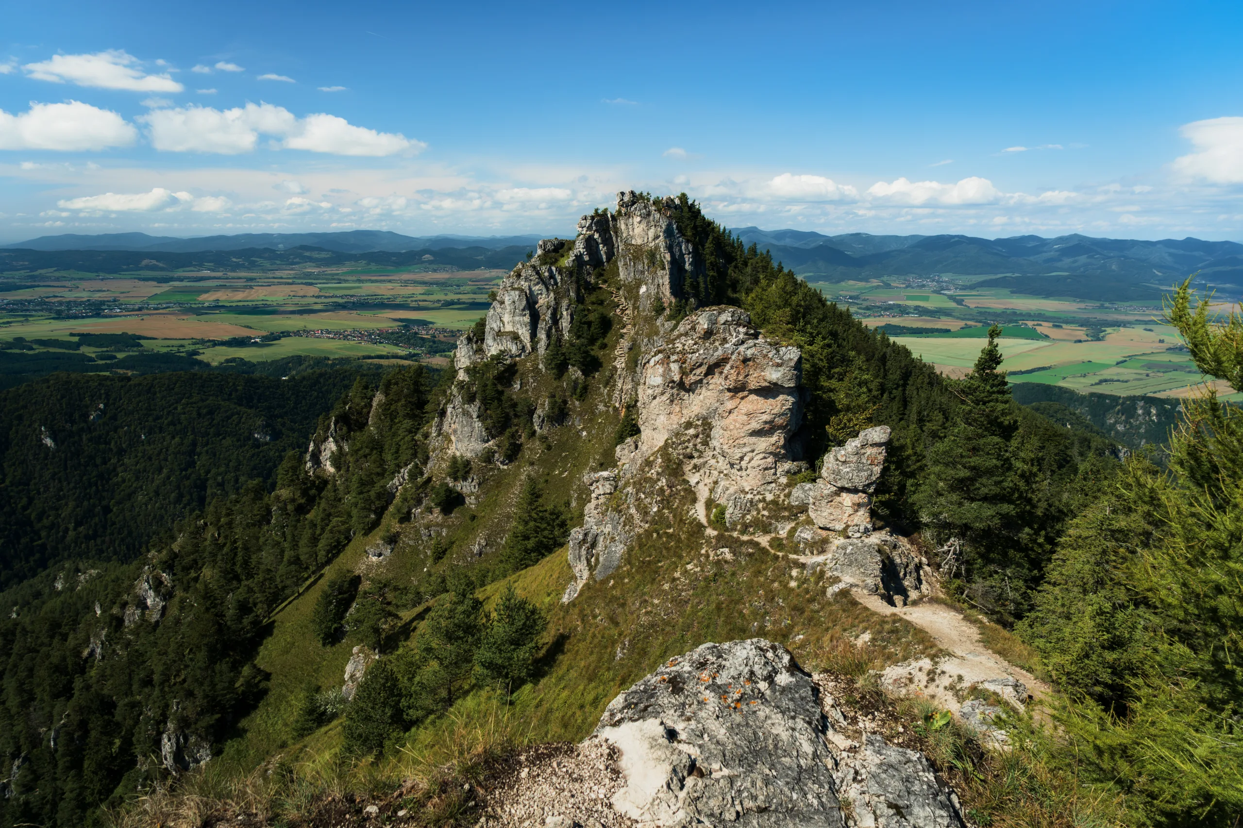 Grzbiet skalistego szczytu w Wielkiej Fatrze na Słowacji z widokiem na dolinę i otaczające pasma górskie - Wielka Fatra.