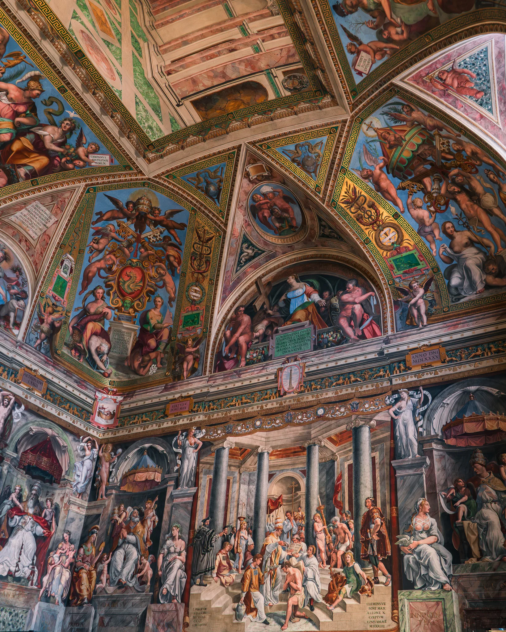 Freski w Muzeach Watykańskich – bogato zdobione malowidła ścienne i sklepienia w stylu renesansowym, pełne postaci i symboli.