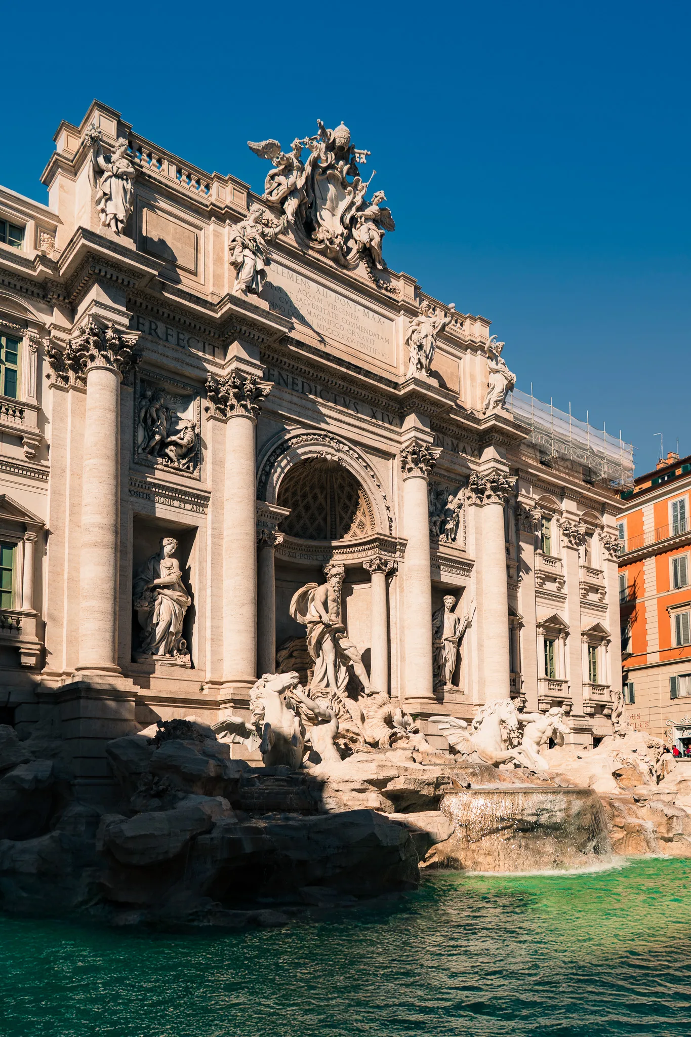 Fontanna di Trevi w Rzymie – barokowe arcydzieło z rzeźbami Neptuna i koni morskich w blasku słońca.