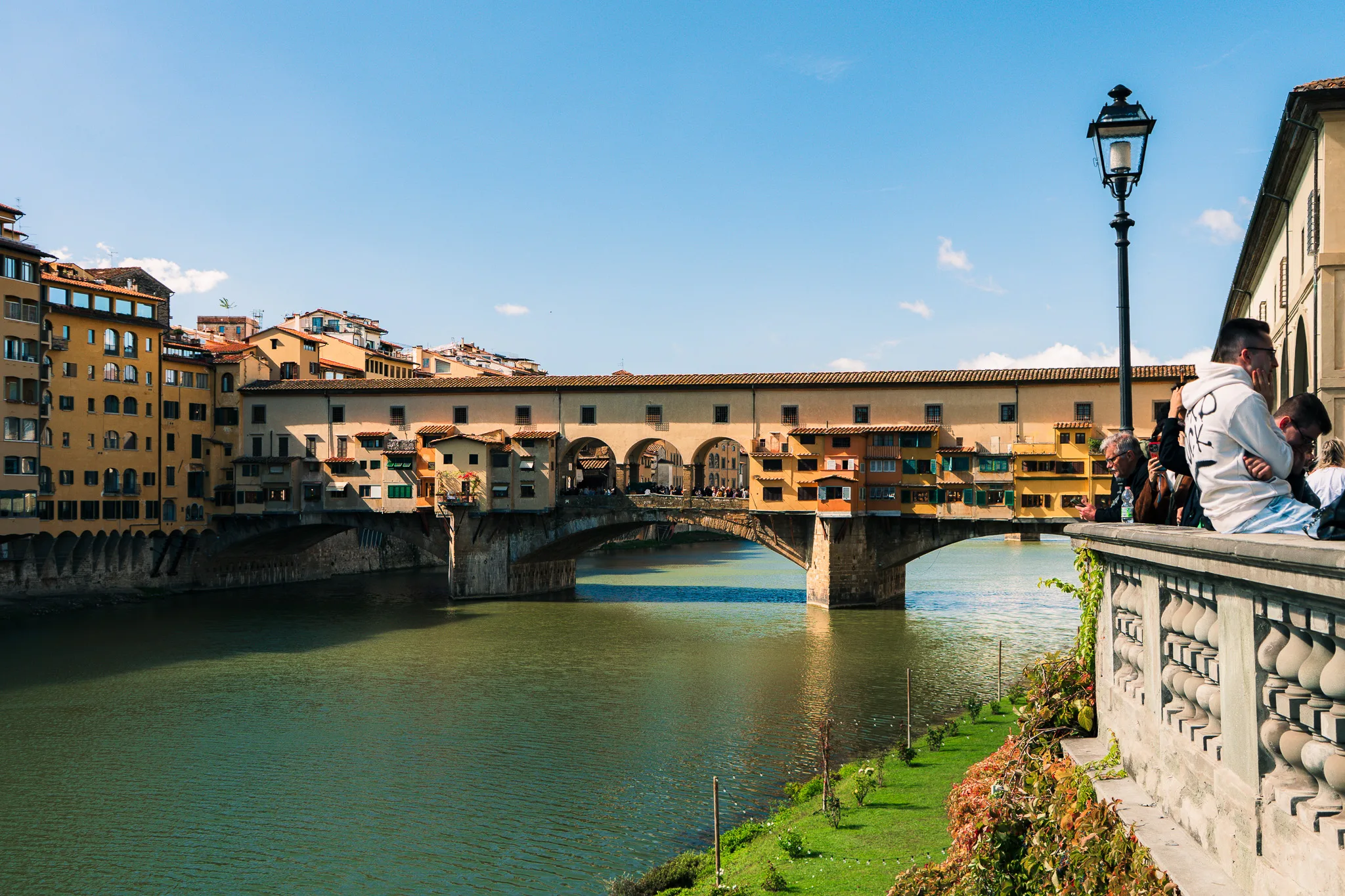 Most Ponte Vecchio we Florencji nad rzeką Arno, z charakterystycznymi kolorowymi domkami jubilerów.