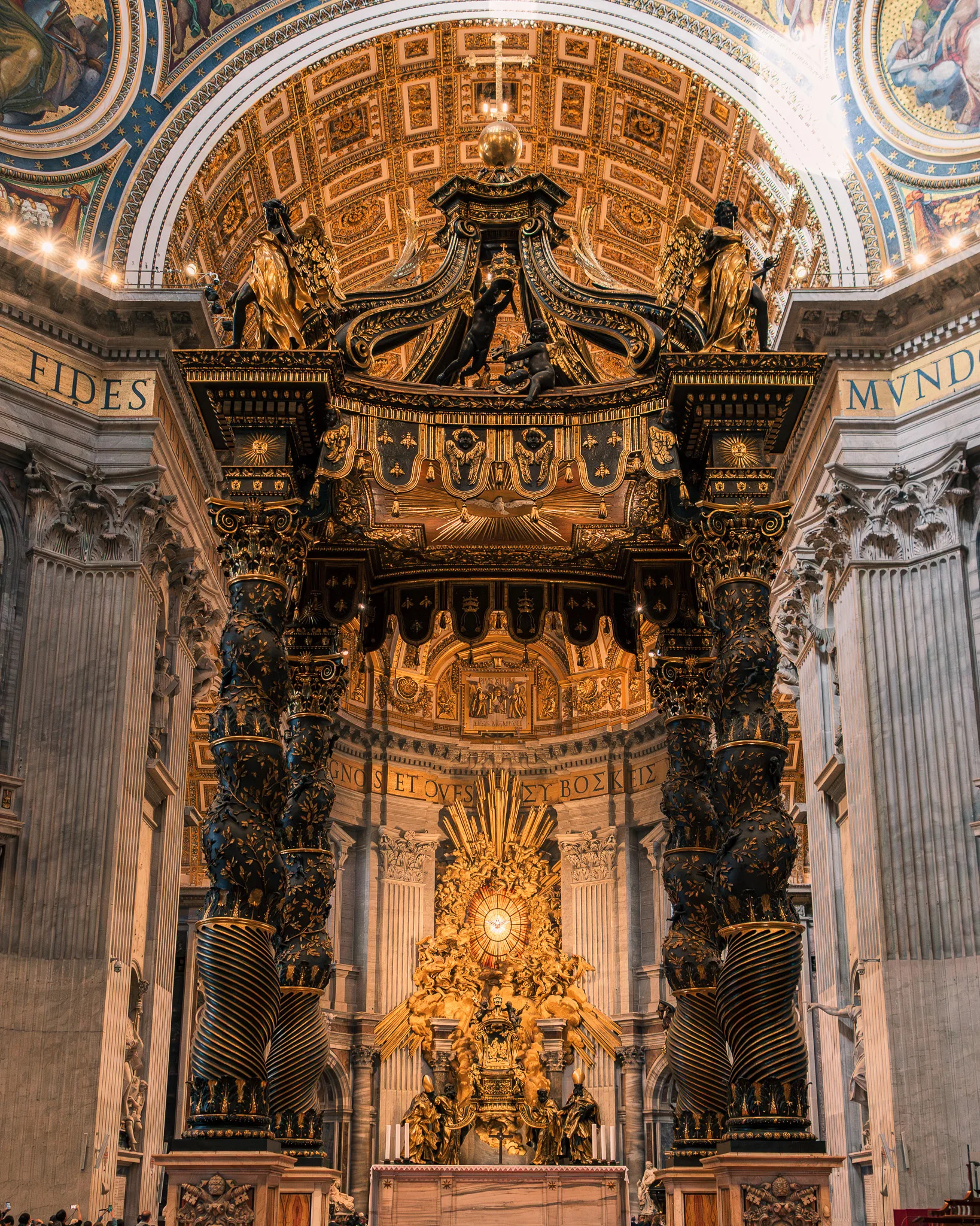 Wnętrze Bazyliki św. Piotra w Watykanie z monumentalnym baldachimem Berniniego nad grobem św. Piotra.