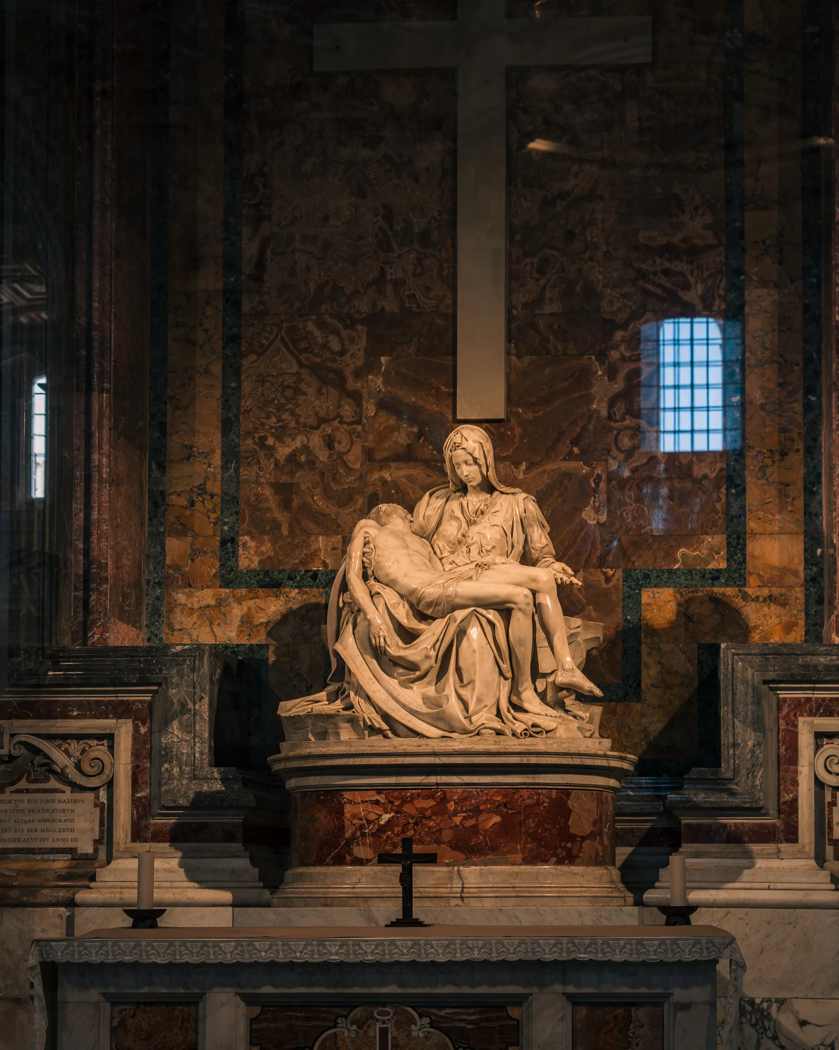 Pieta Michała Anioła w Bazylice św. Piotra w Watykanie – marmurowa rzeźba przedstawiająca Maryję trzymającą ciało Jezusa.