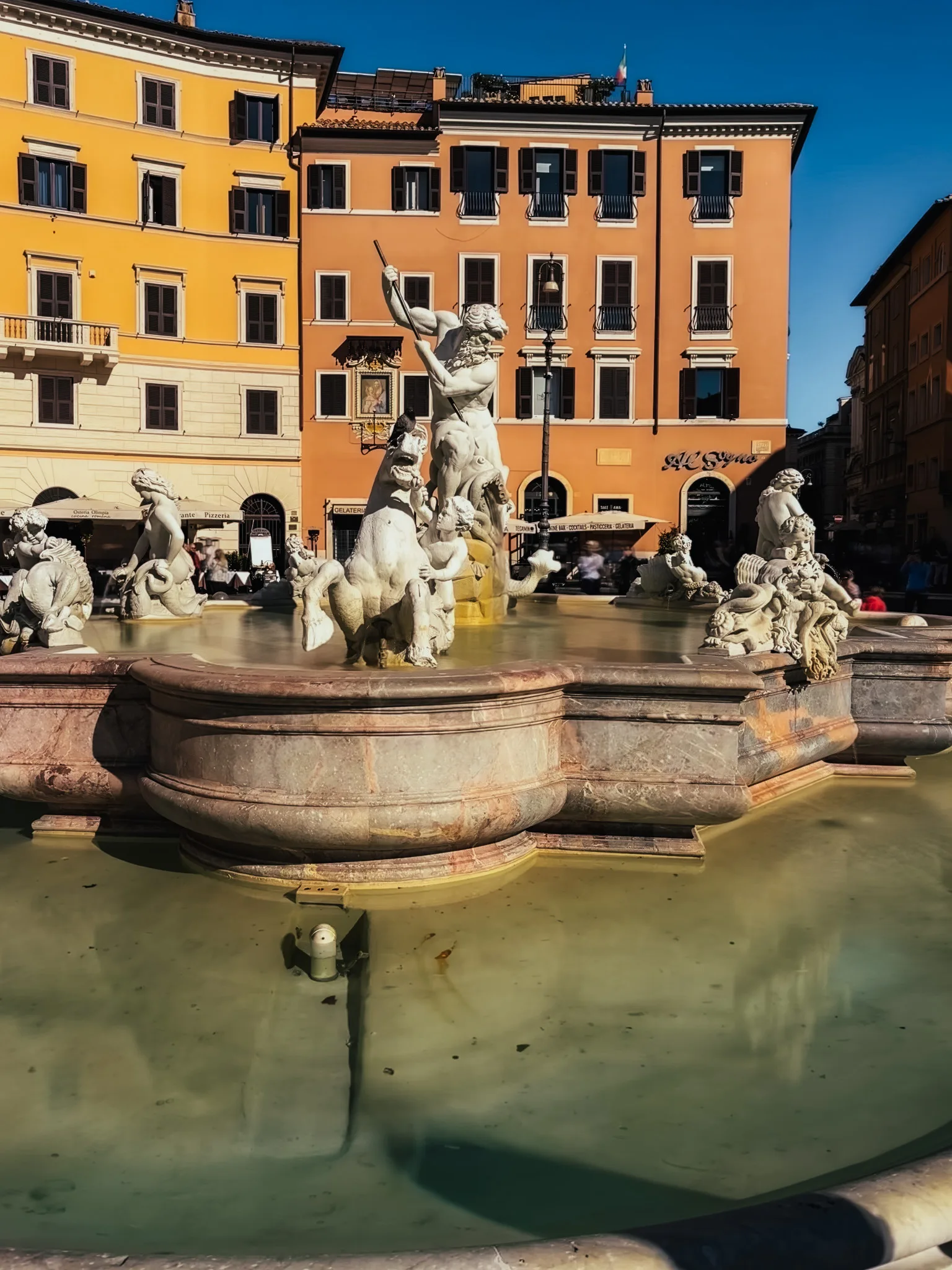 Fontanna Neptuna na Piazza Navona w Rzymie z rzeźbą Neptuna walczącego z morskimi stworzeniami.
