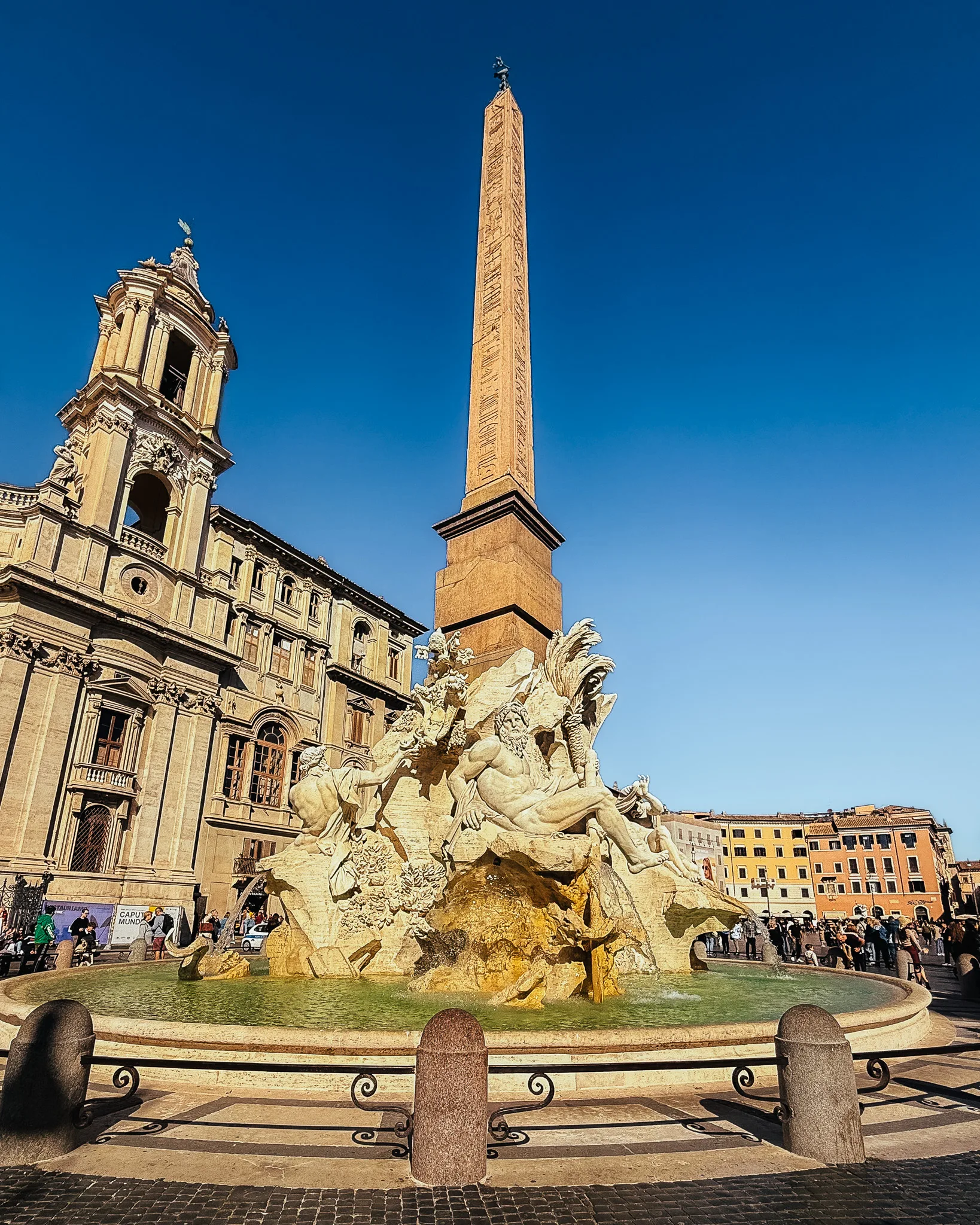 Fontanna Czterech Rzek na Piazza Navona w Rzymie z egipskim obeliskiem i kościołem Sant’Agnese in Agone w tle