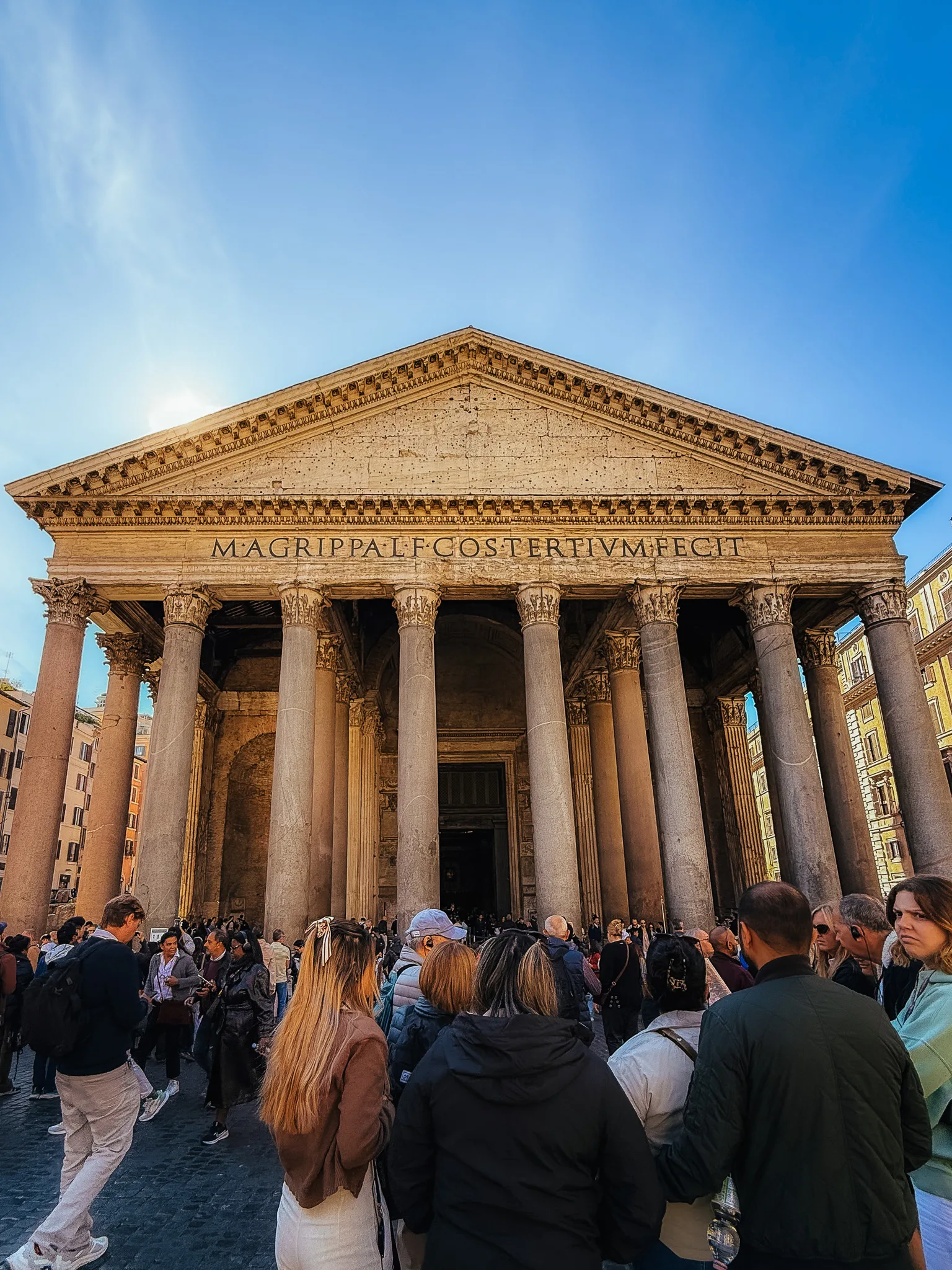 Panteon w Rzymie – monumentalna świątynia z kolumnowym portykiem, odwiedzana przez tłumy turystów